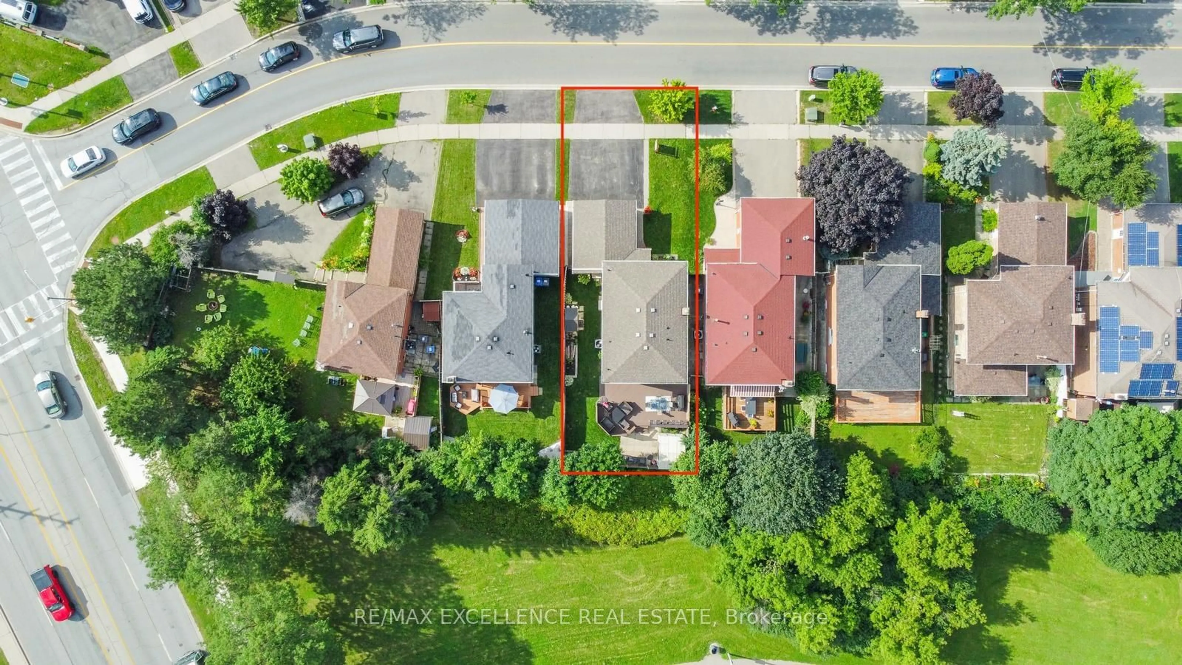 A pic from outside/outdoor area/front of a property/back of a property/a pic from drone, street for 4 Brookview Rd, Brampton Ontario L6X 2V9