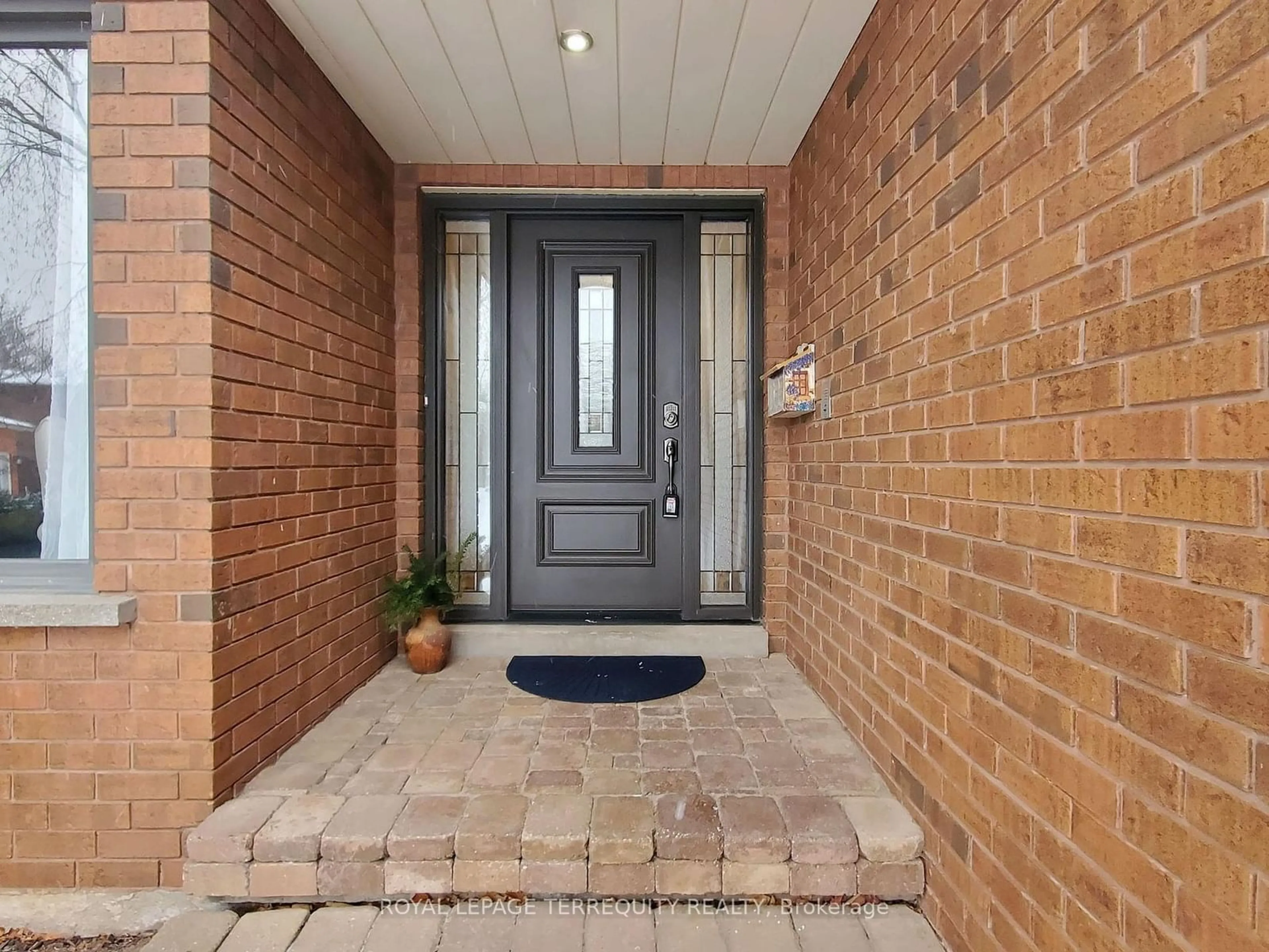 Indoor entryway for 1139 Manor Rd, Oakville Ontario L6M 1G3