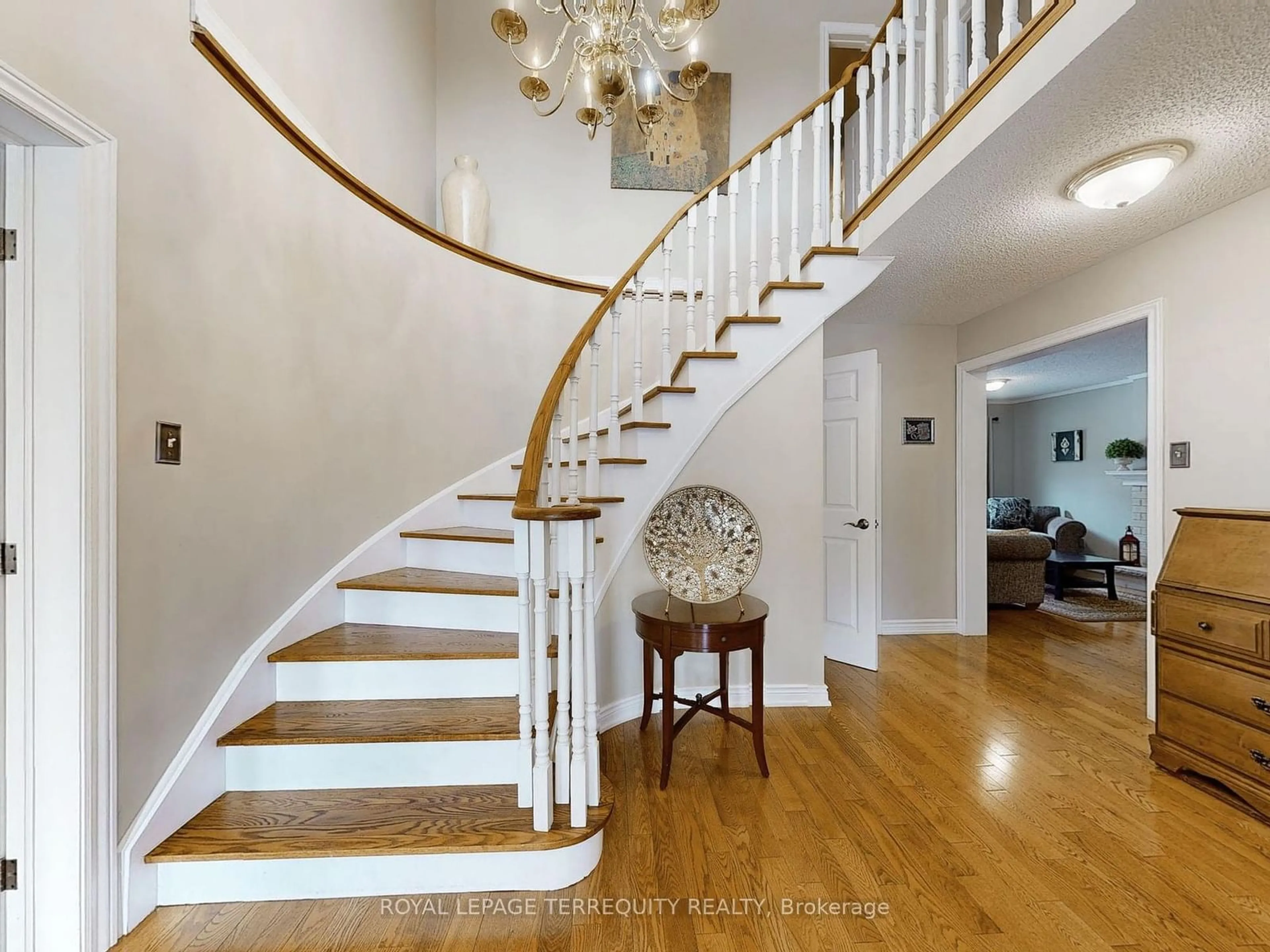 Indoor foyer for 1139 Manor Rd, Oakville Ontario L6M 1G3