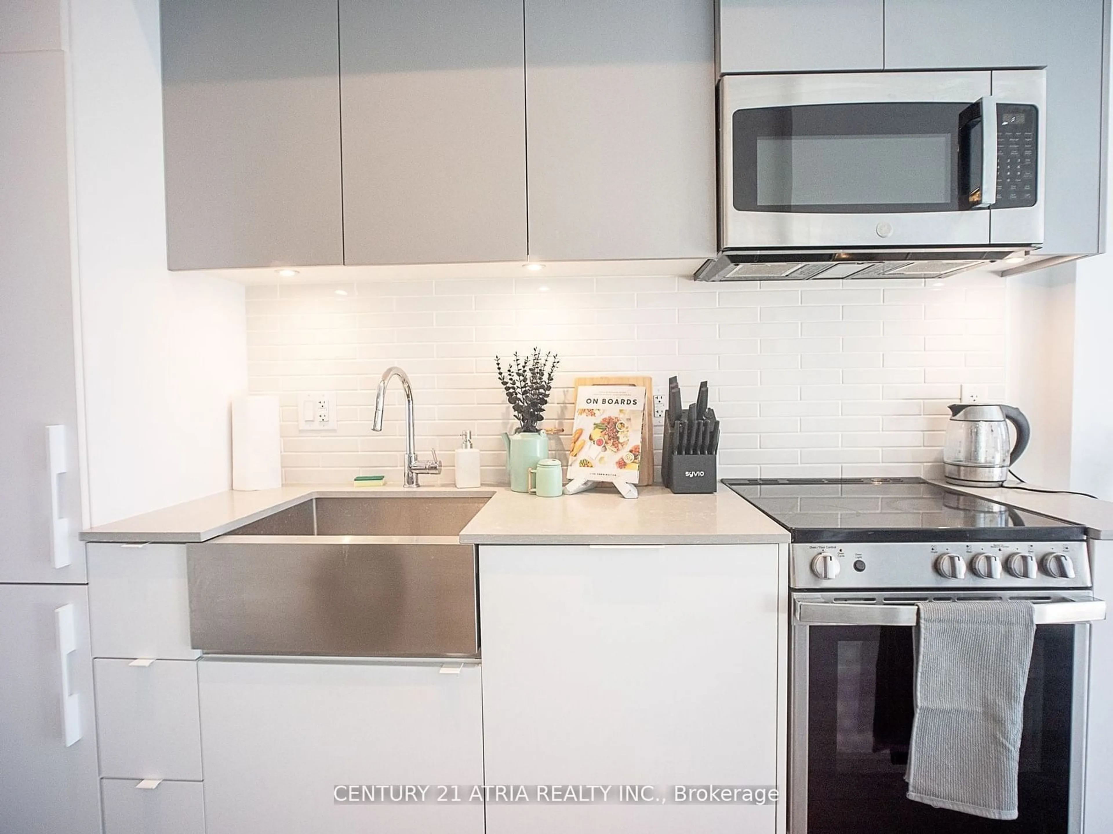 Standard kitchen, ceramic/tile floor for 270 Dufferin St #212, Toronto Ontario M6K 0H8