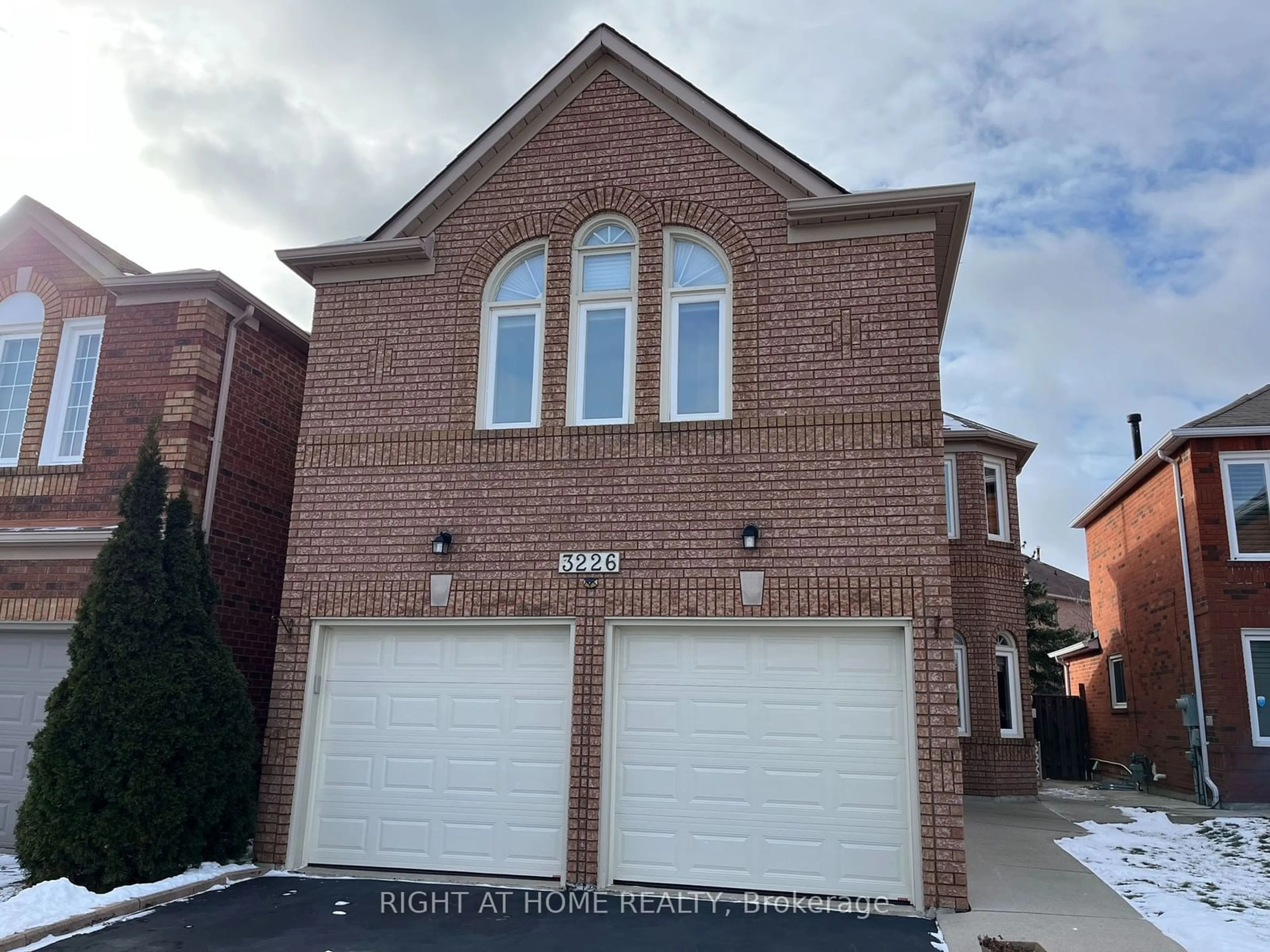 Home with brick exterior material, street for 3226 Forrestdale Circ, Mississauga Ontario L5N 6V4