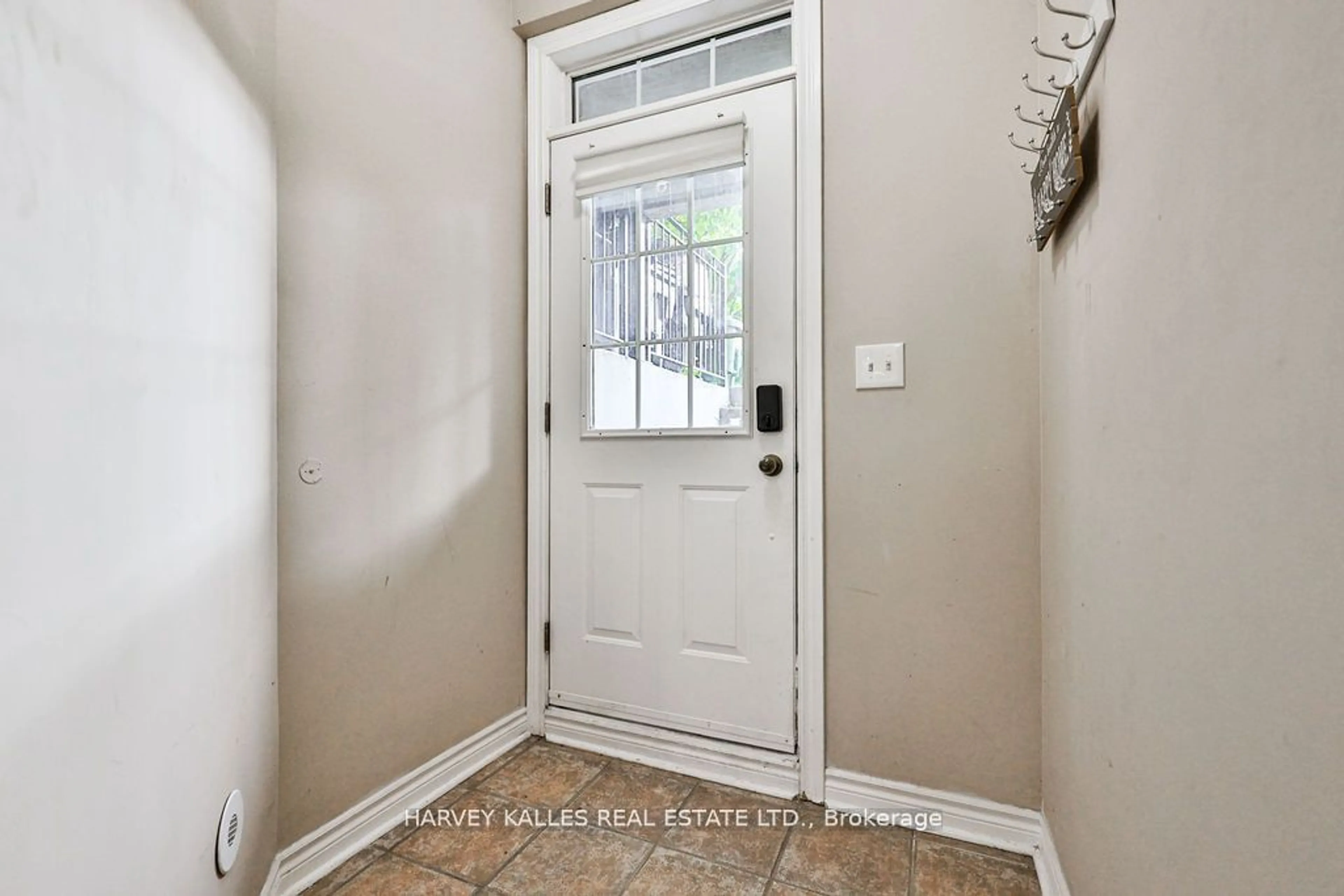 Indoor entryway for 74 Connolly St, Toronto Ontario M5N 5G3