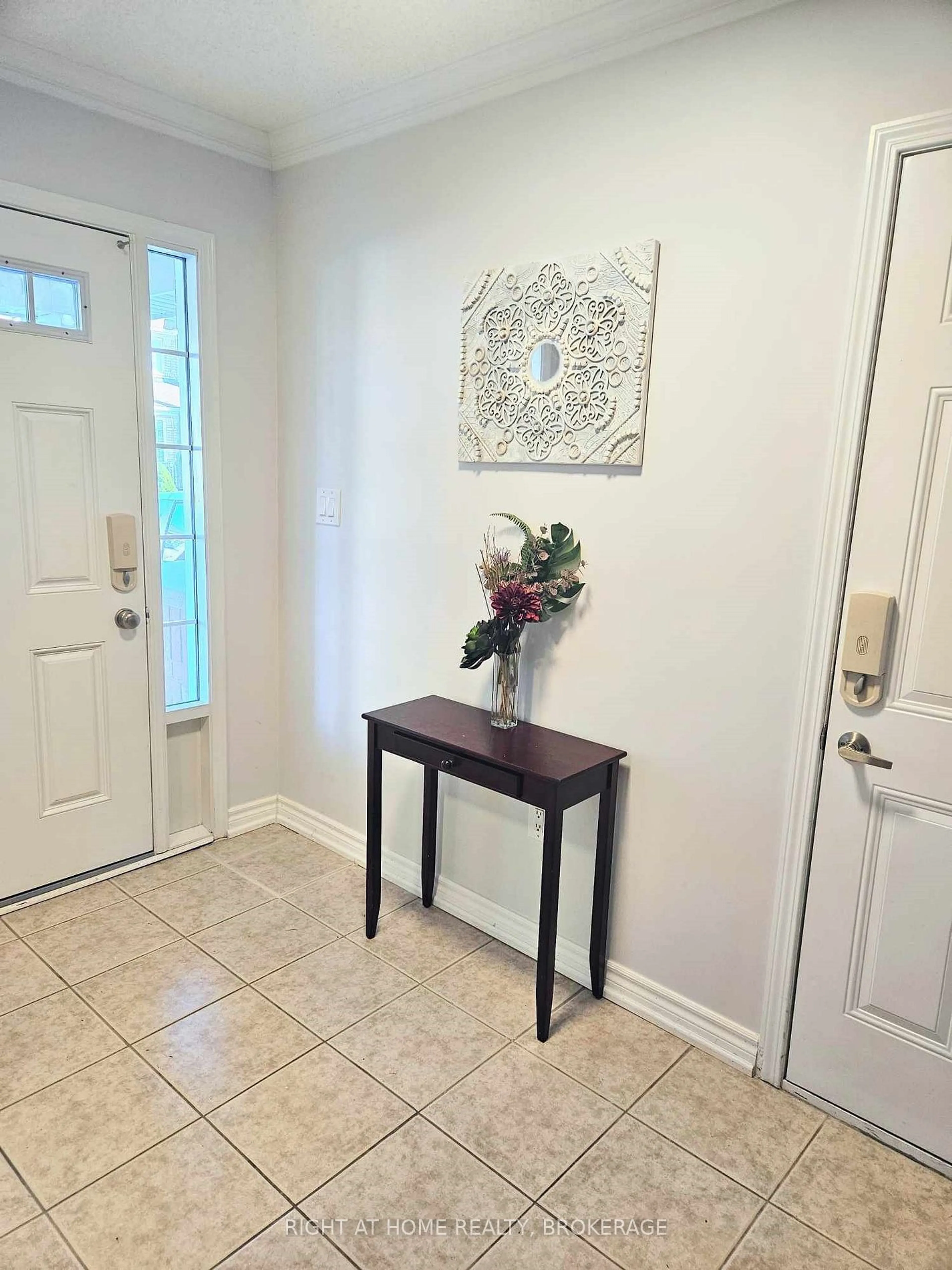 Indoor entryway for 235 SCHREYER Cres, Milton Ontario L9T 7B5