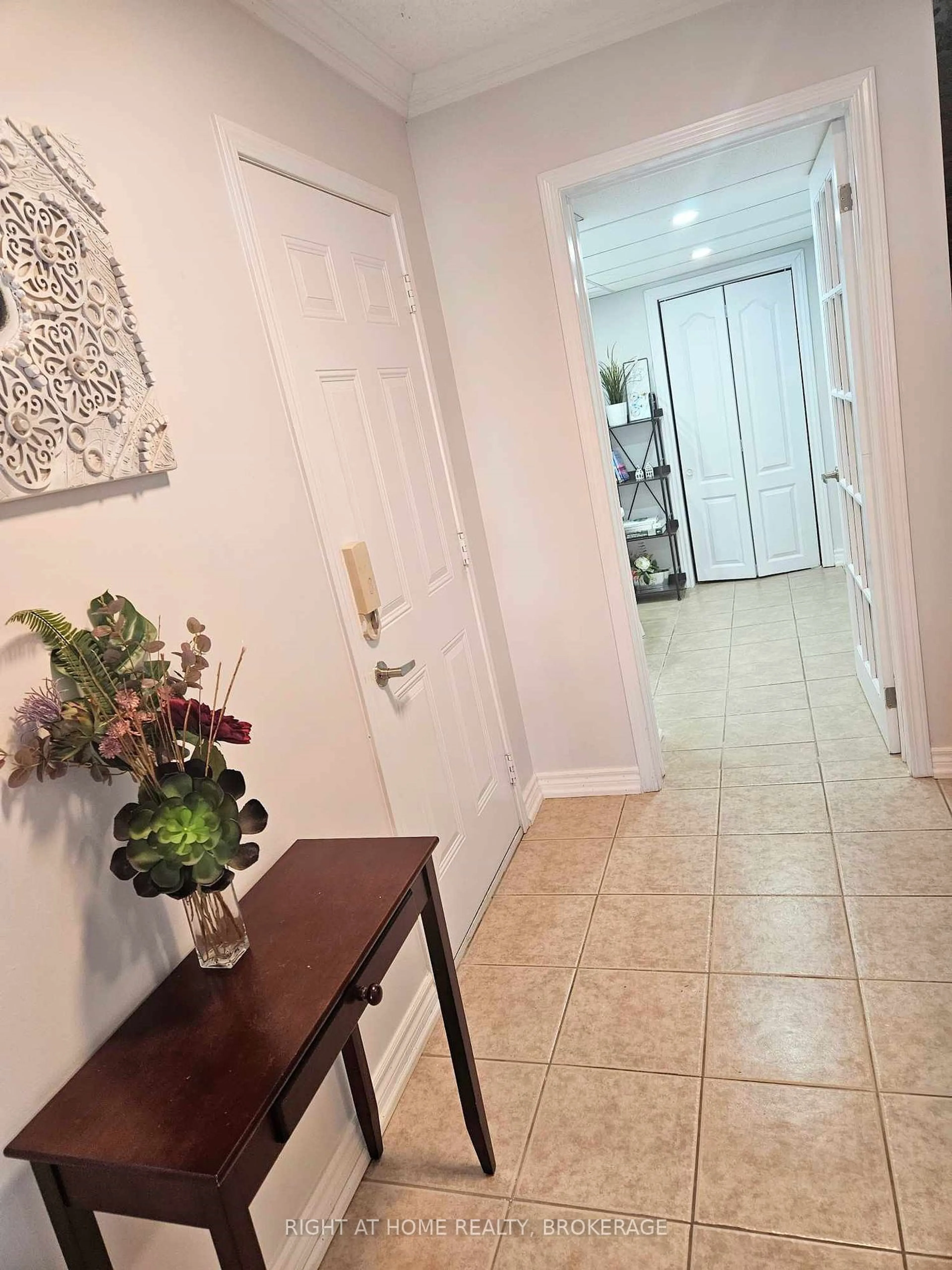 Indoor entryway for 235 SCHREYER Cres, Milton Ontario L9T 7B5