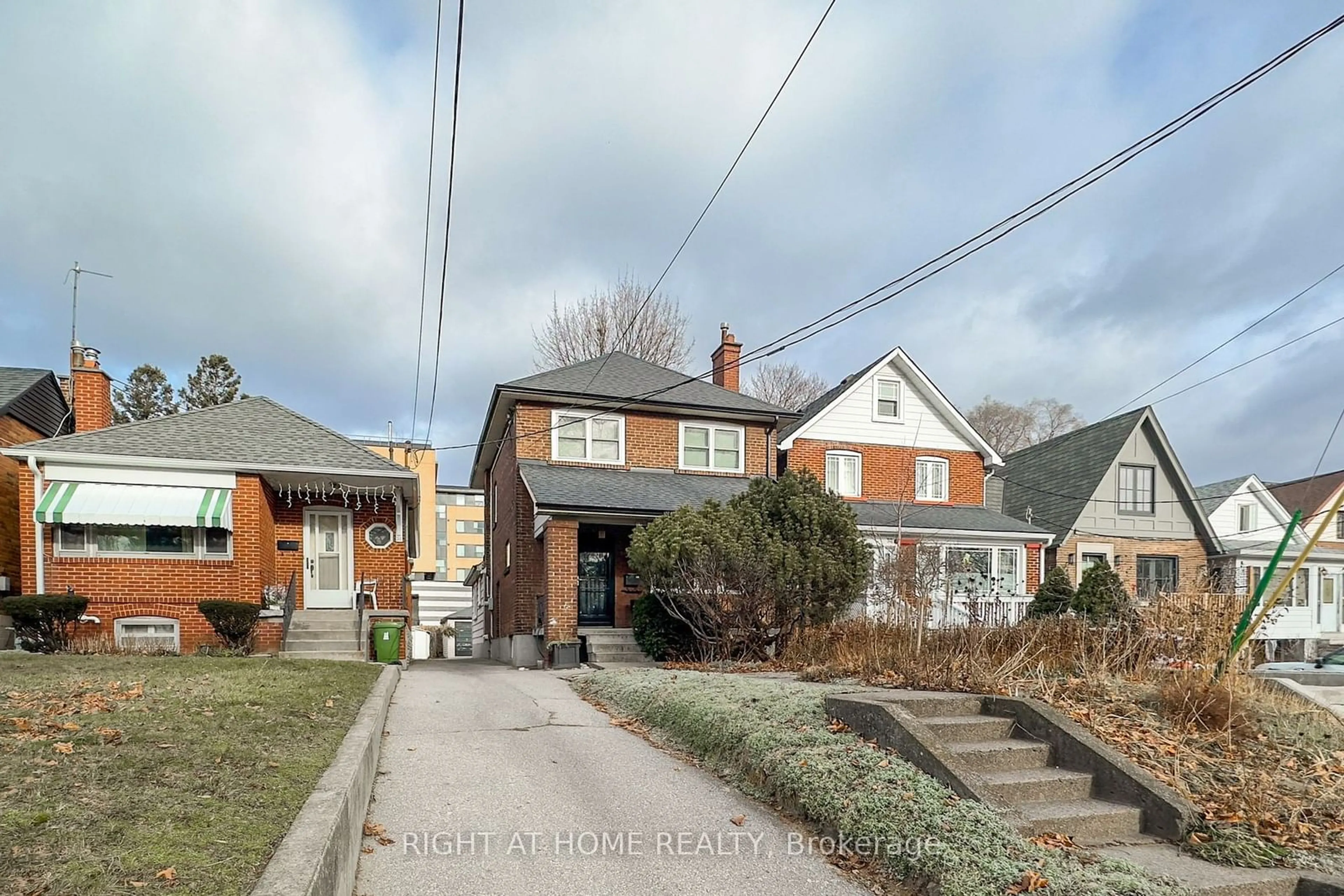 A pic from outside/outdoor area/front of a property/back of a property/a pic from drone, street for 34 Sunnybrae Cres, Toronto Ontario M6M 4W5