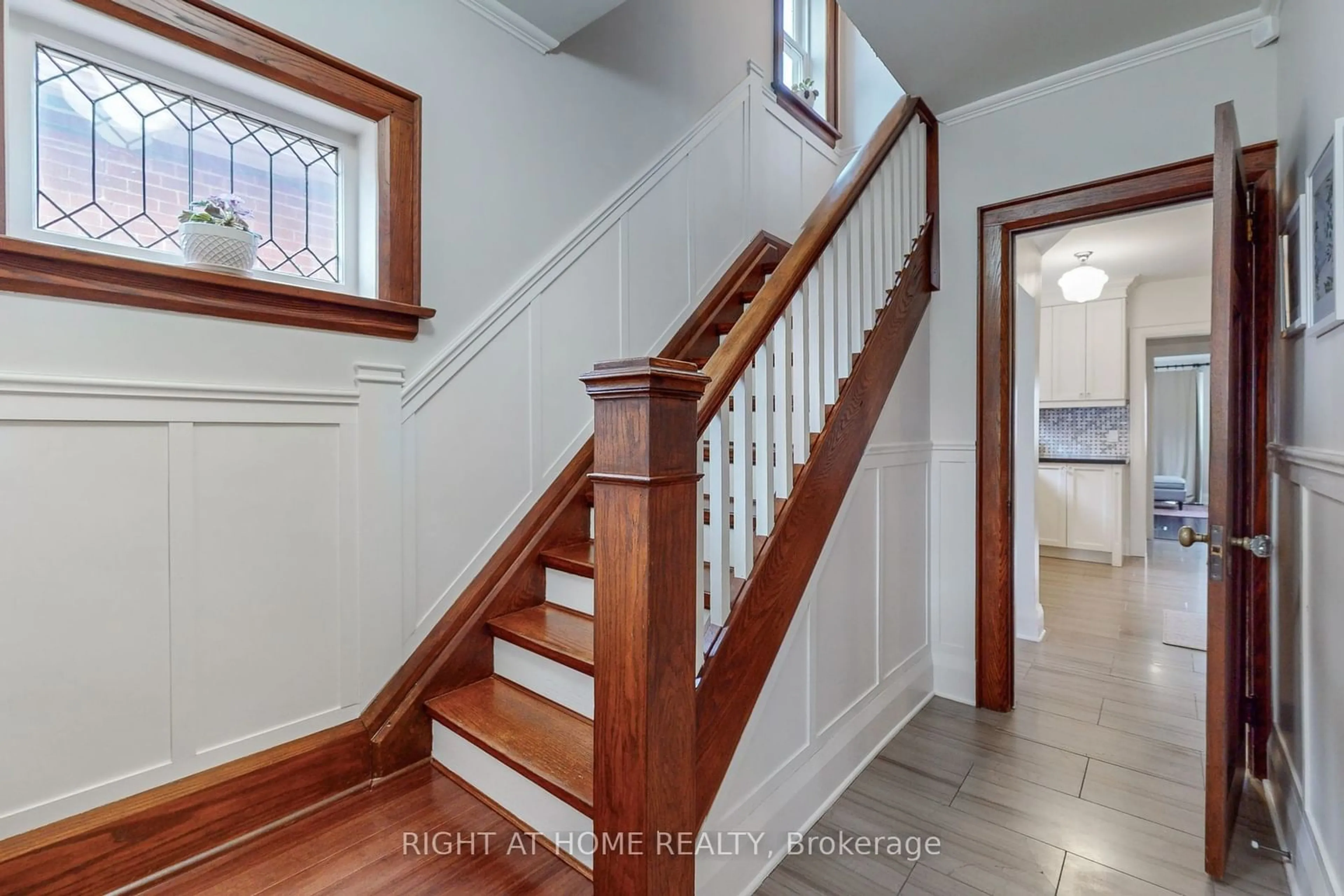 Indoor entryway for 34 Sunnybrae Cres, Toronto Ontario M6M 4W5