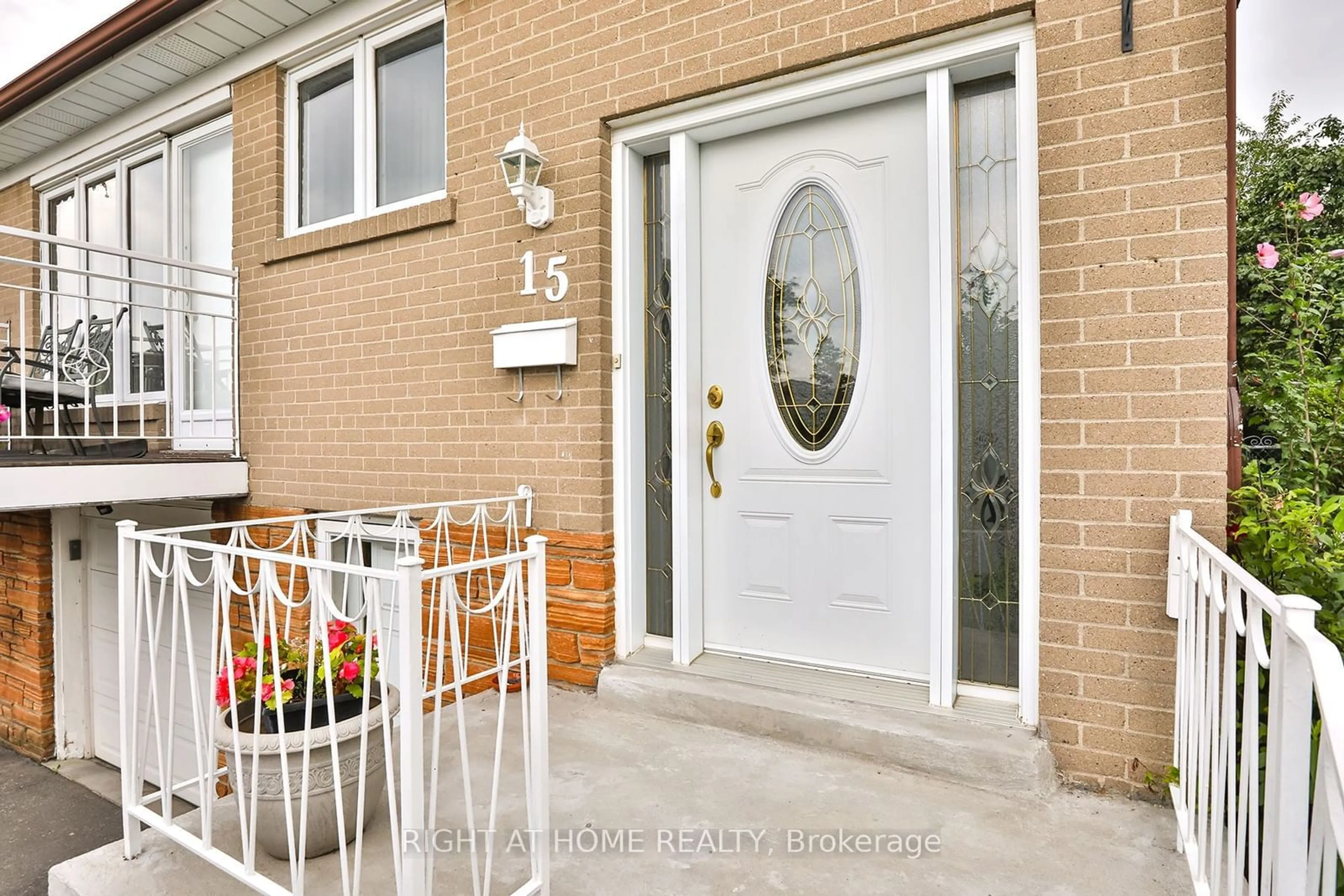 Indoor entryway for 15 Tinton Cres, Toronto Ontario M9V 2H9