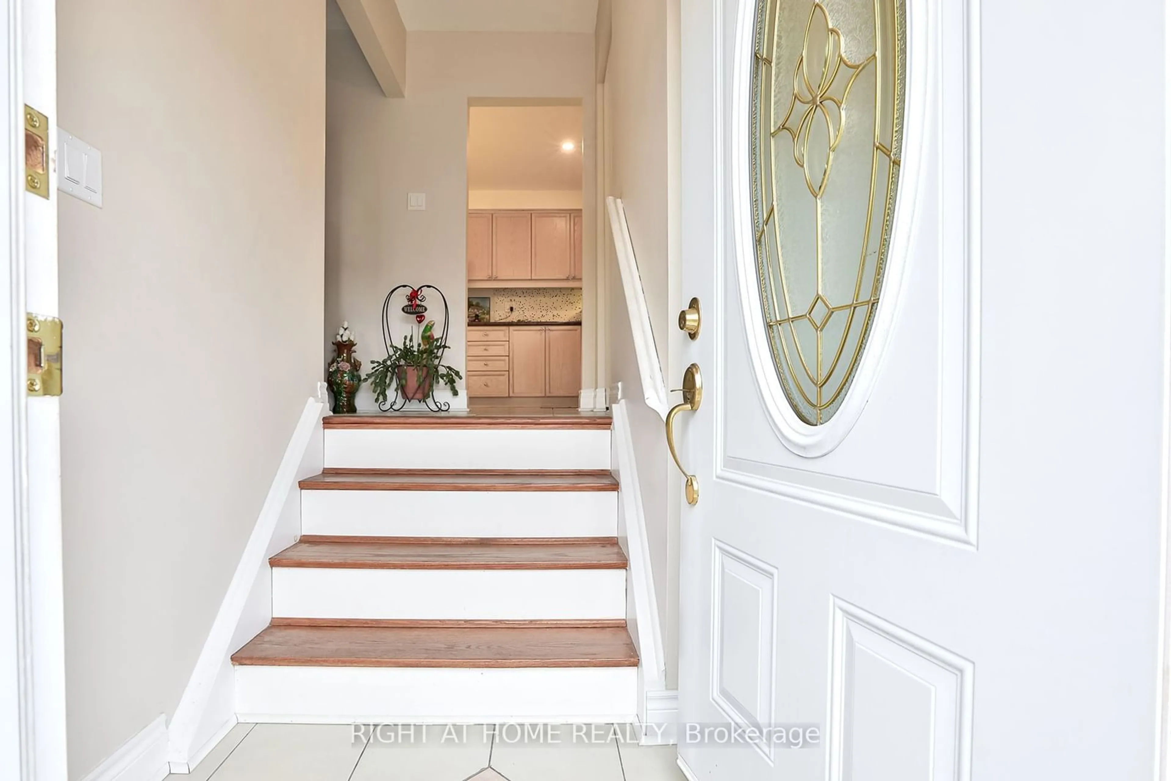 Indoor entryway for 15 Tinton Cres, Toronto Ontario M9V 2H9