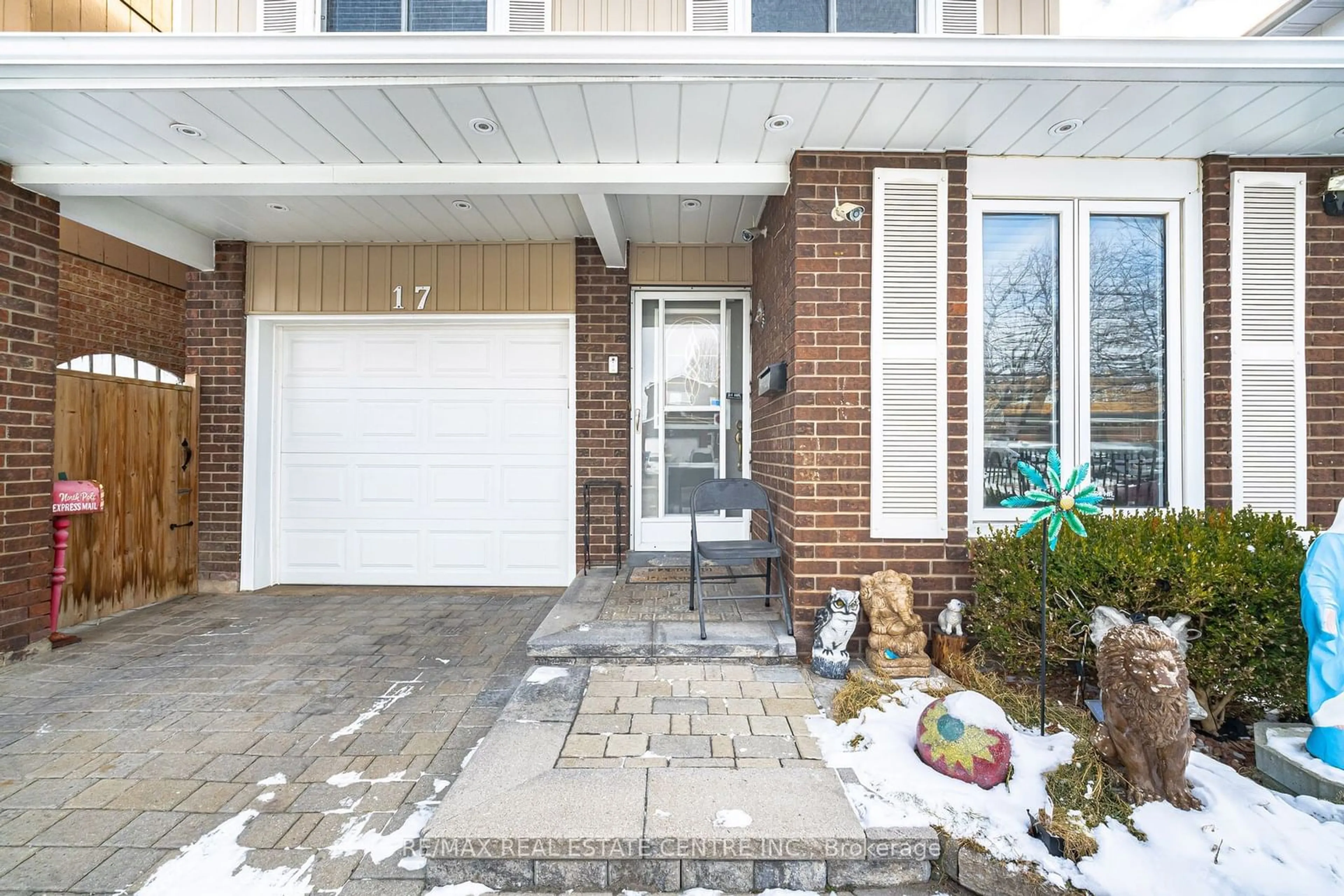 Indoor entryway for 17 Ashurst Cres, Brampton Ontario L6V 3N6