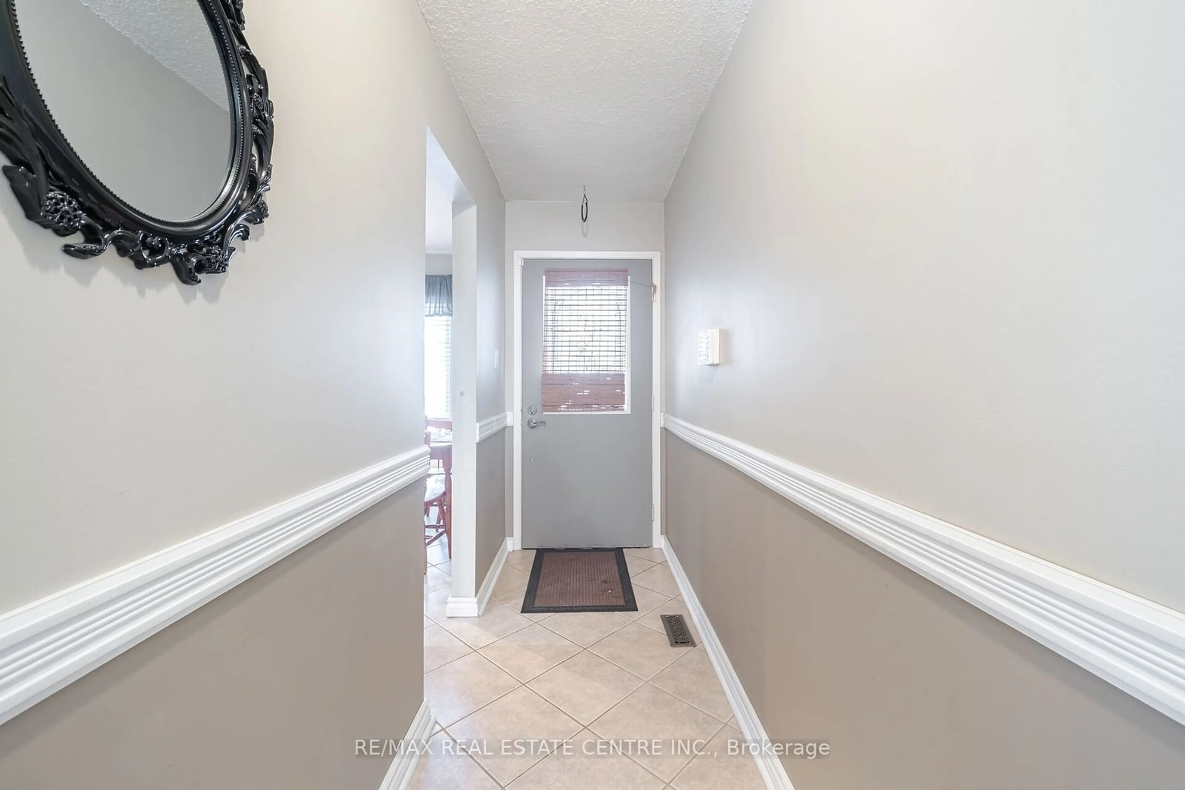 Indoor entryway for 17 Ashurst Cres, Brampton Ontario L6V 3N6