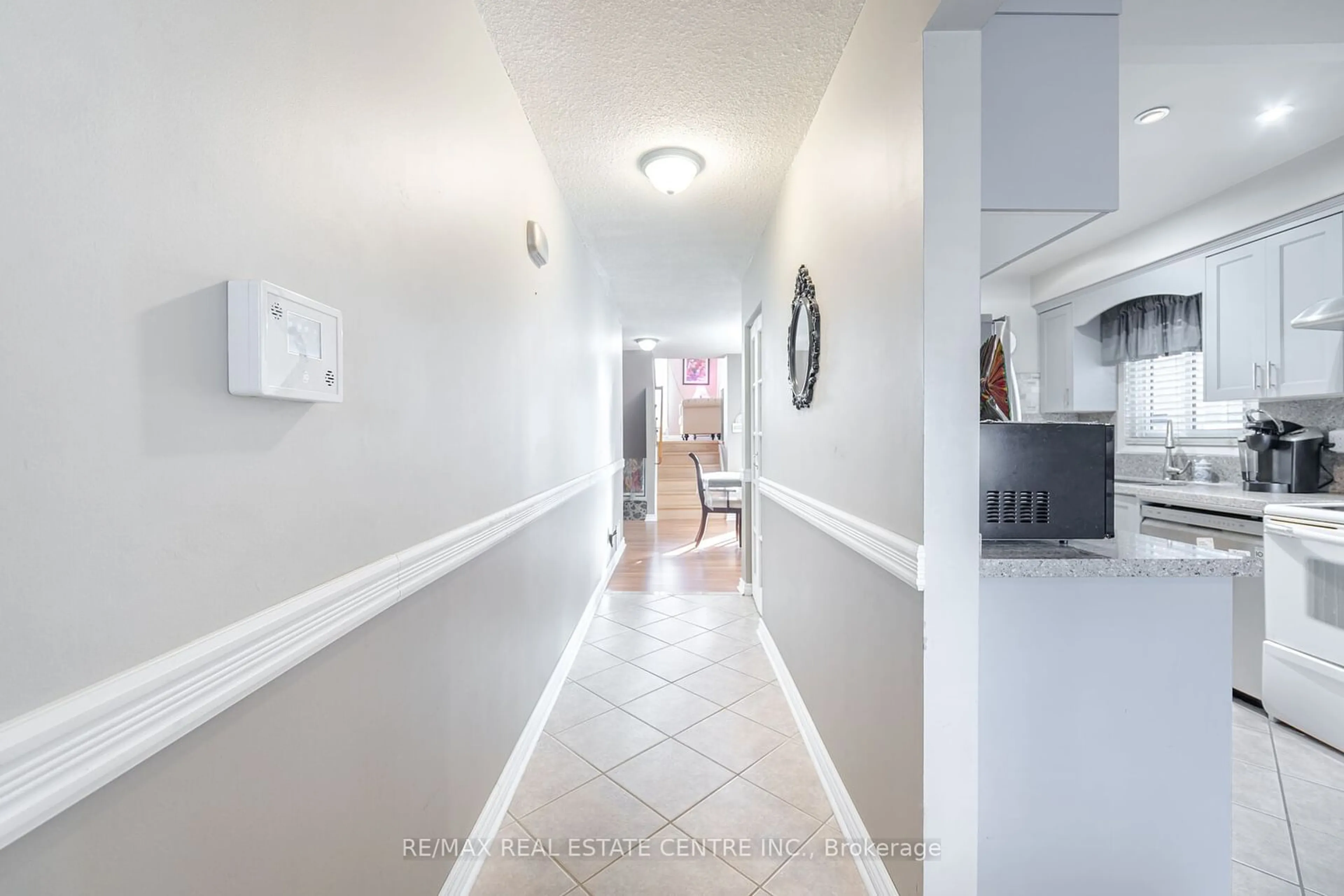 Indoor entryway for 17 Ashurst Cres, Brampton Ontario L6V 3N6