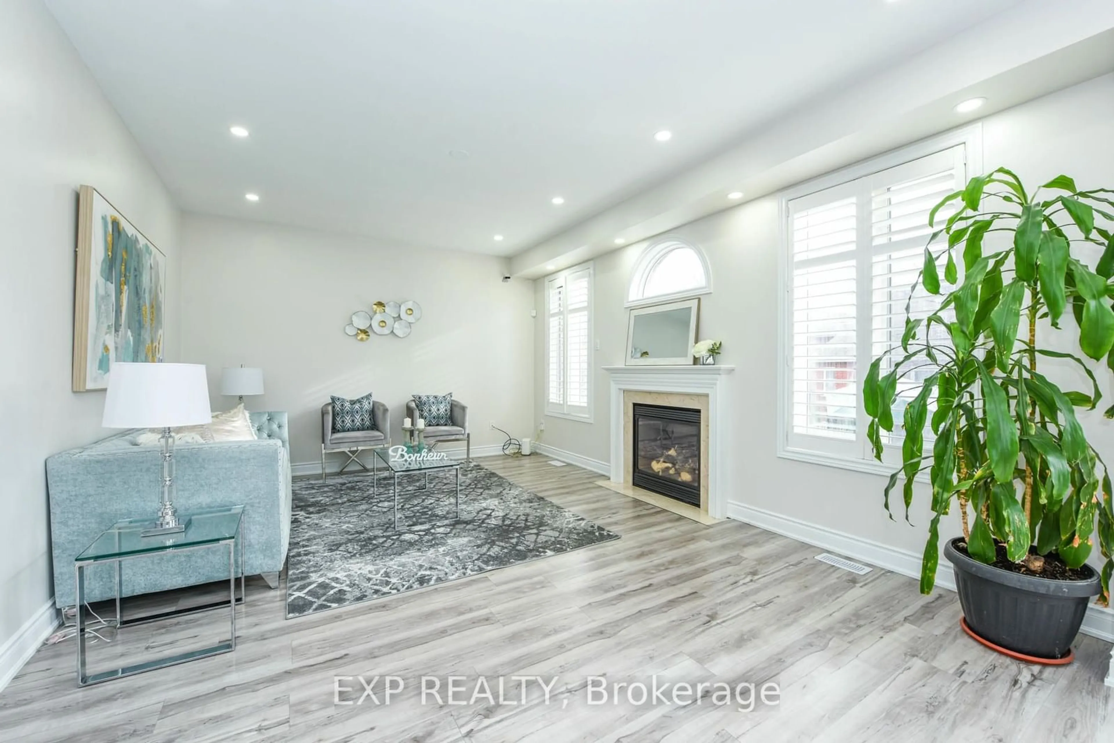 Living room with furniture, unknown for 63 Lightheart Dr, Caledon Ontario L7C 1E4