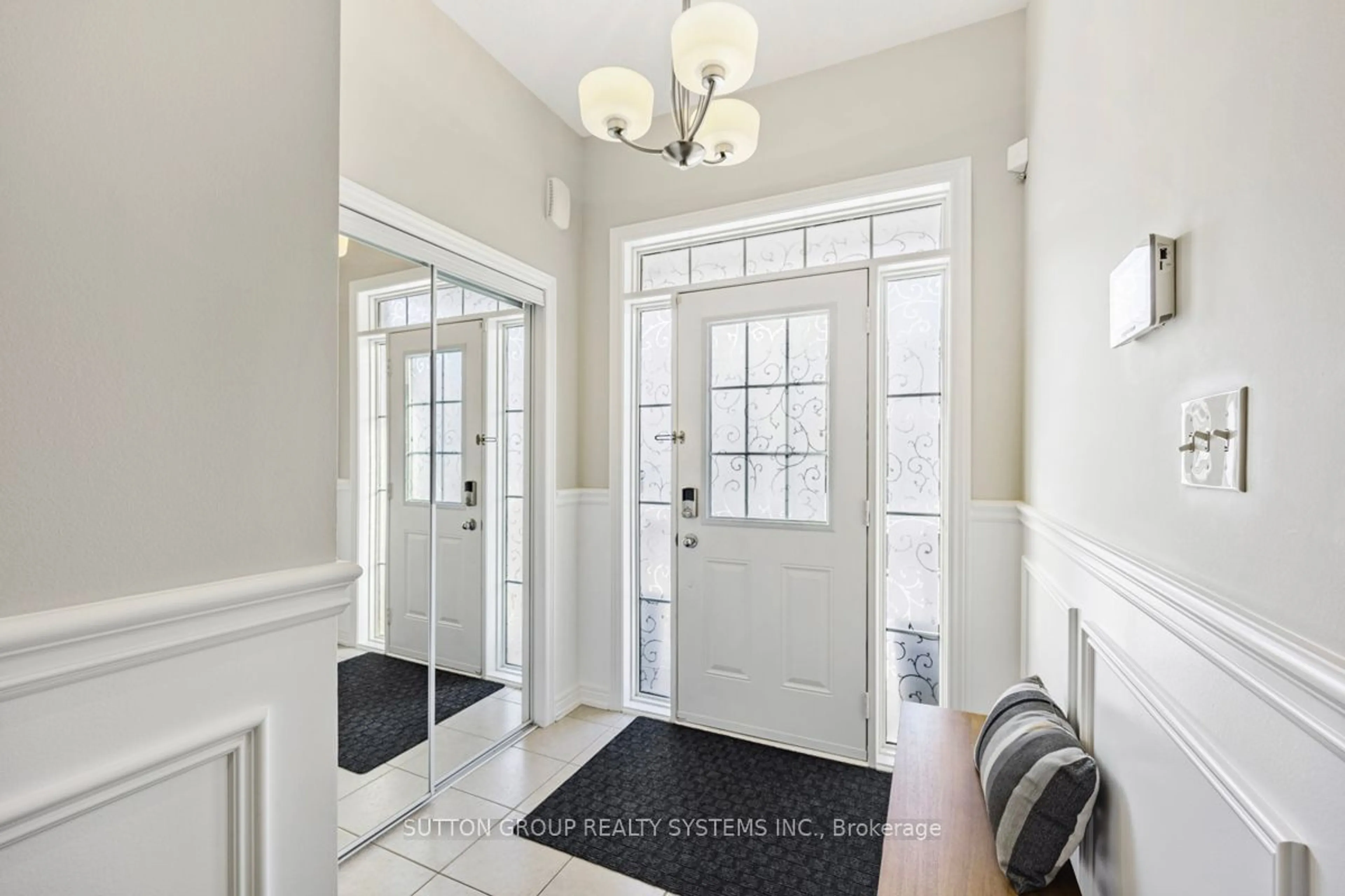 Indoor entryway for 5539 Meadowcrest Ave, Mississauga Ontario L5M 0V1