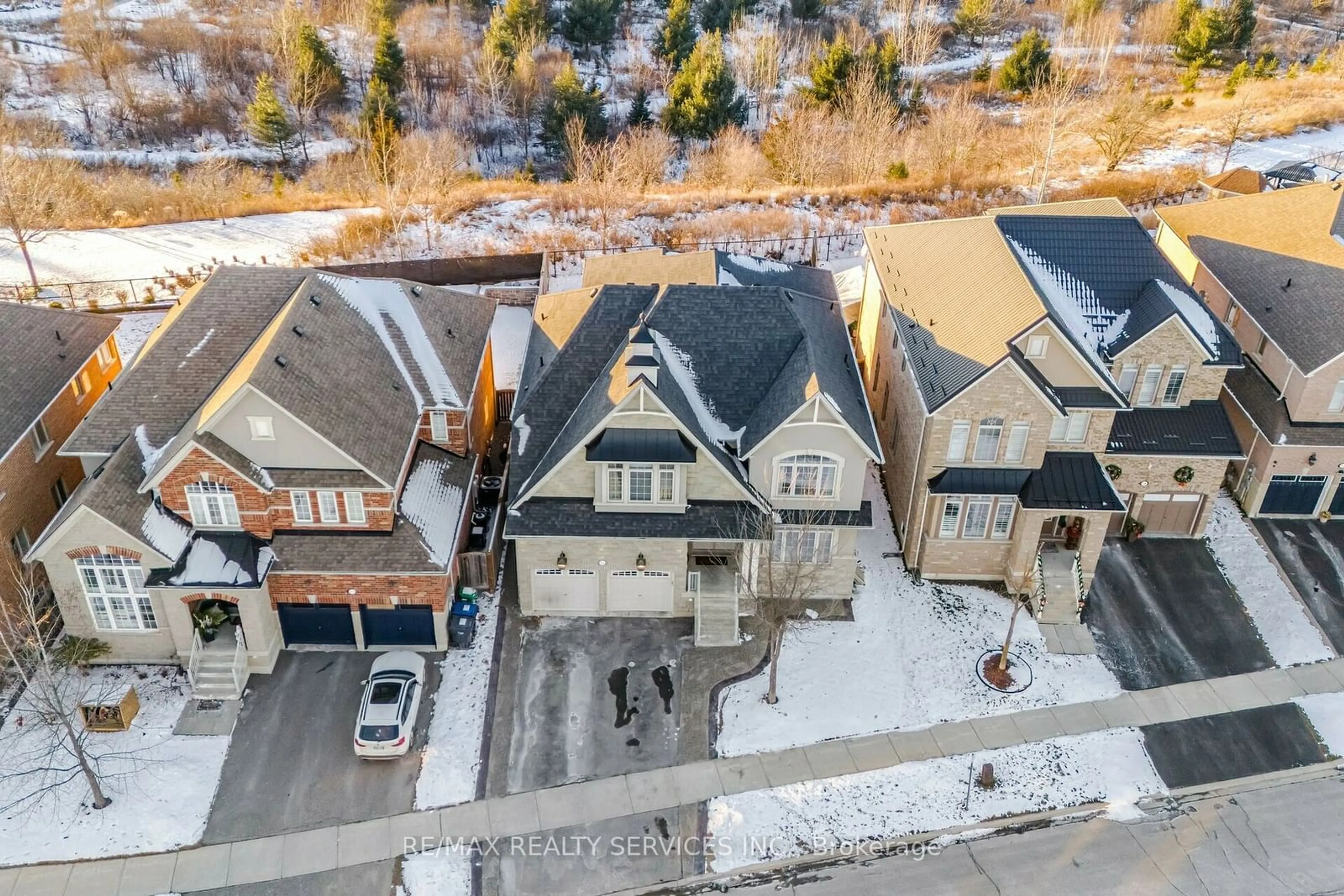 A pic from outside/outdoor area/front of a property/back of a property/a pic from drone, street for 56 Gentle Fox Dr, Caledon Ontario L7C 3S6