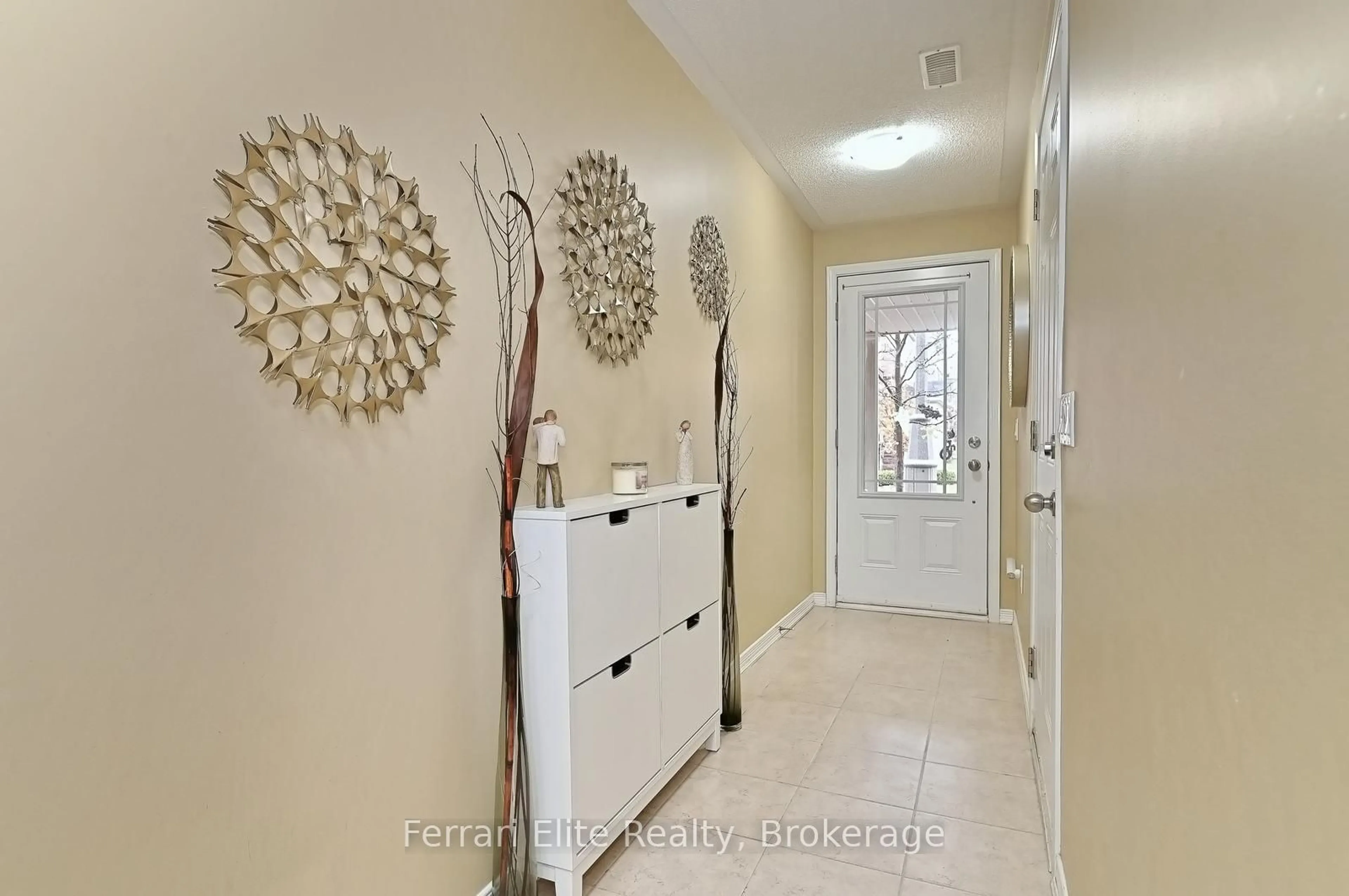 Indoor entryway for 6625 Falconer Dr #36, Mississauga Ontario L5N 0C7