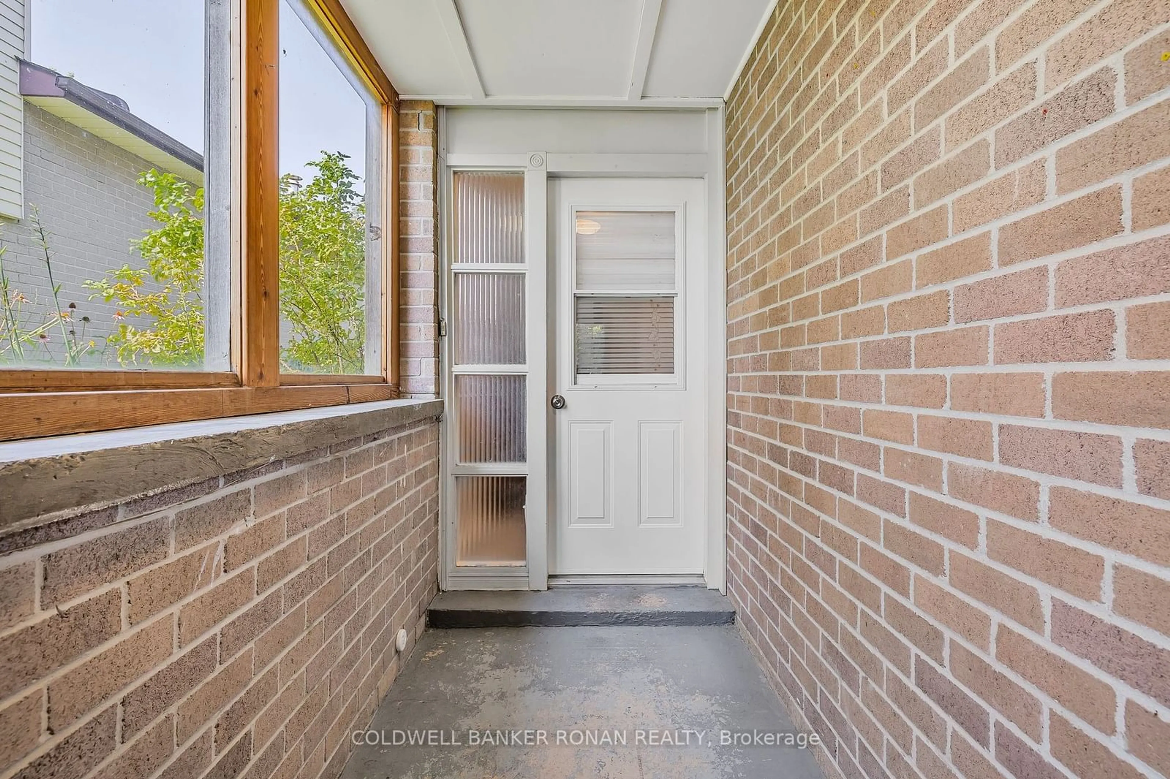 Indoor entryway for 170 Burbank Cres, Orangeville Ontario L9W 3H8