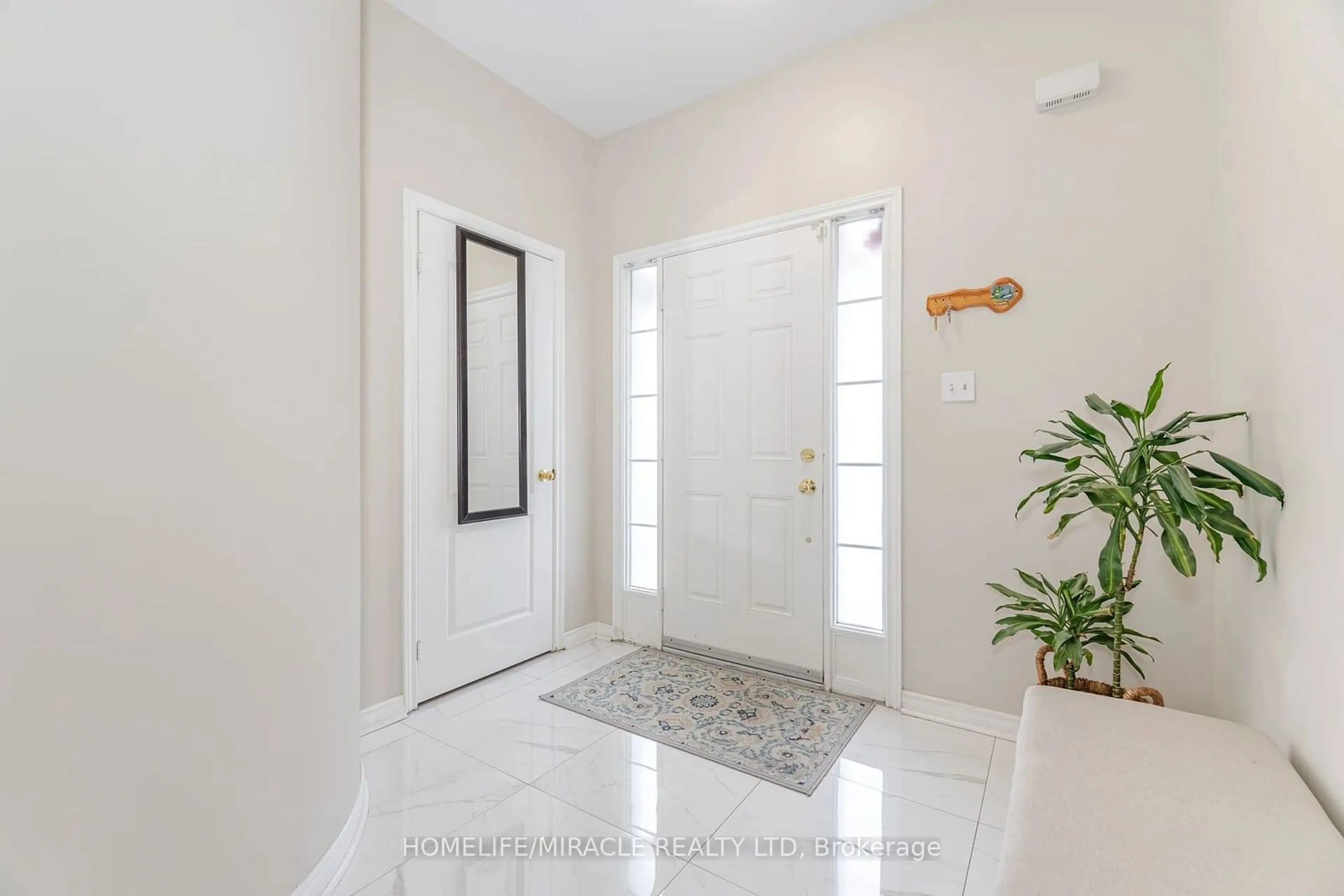 Indoor entryway for 16 Hollingsworth Circ, Brampton Ontario L7A 0J7