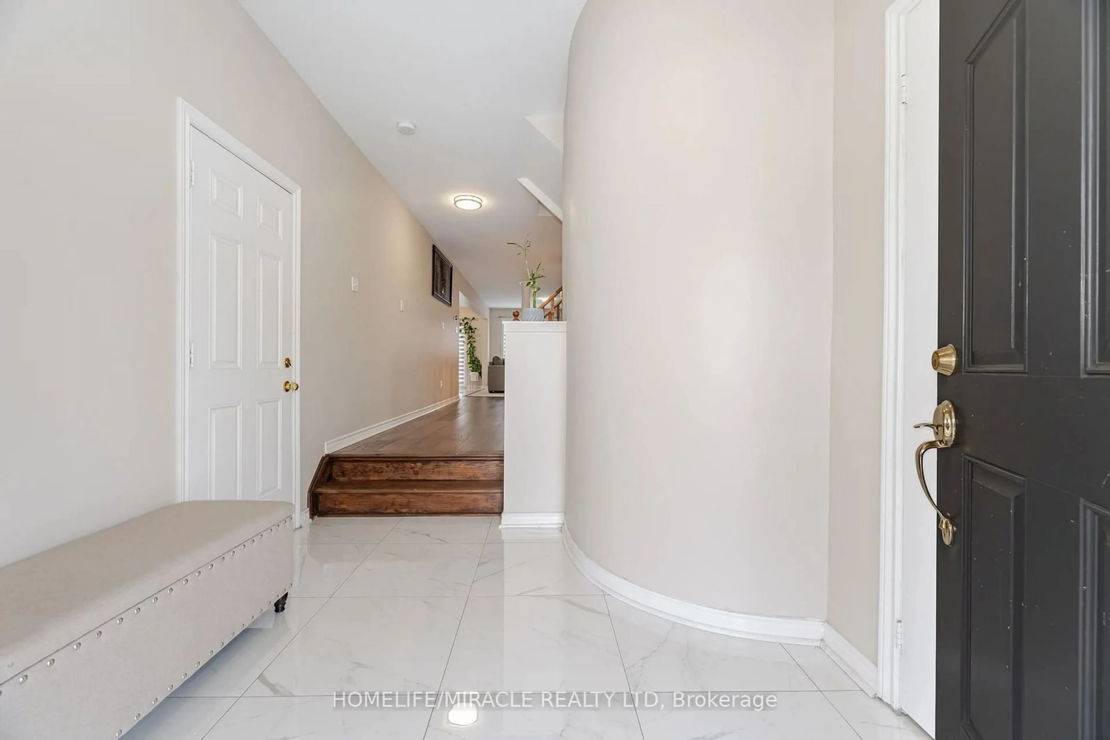 Indoor entryway for 16 Hollingsworth Circ, Brampton Ontario L7A 0J7