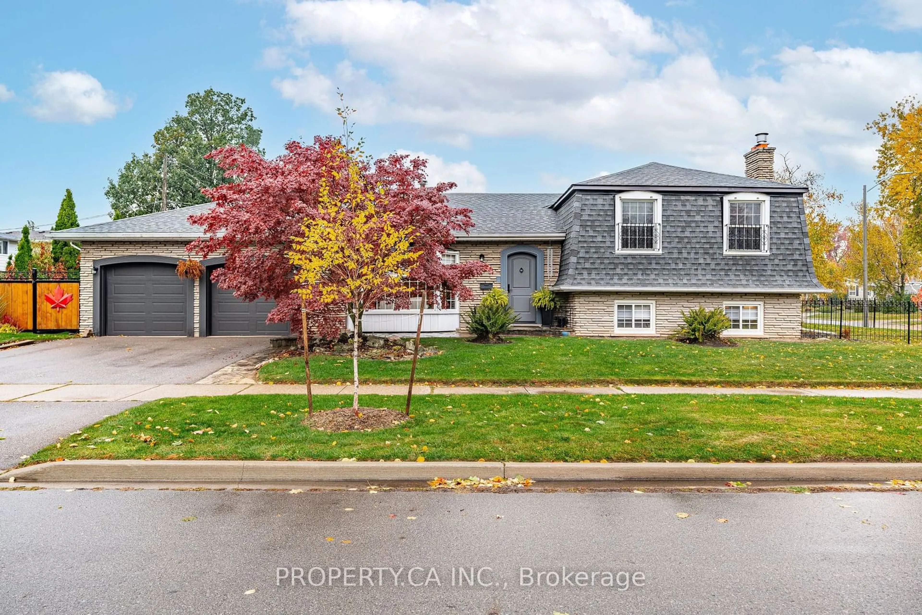 A pic from outside/outdoor area/front of a property/back of a property/a pic from drone, street for 4367 Kerry Dr, Burlington Ontario L7L 1W2