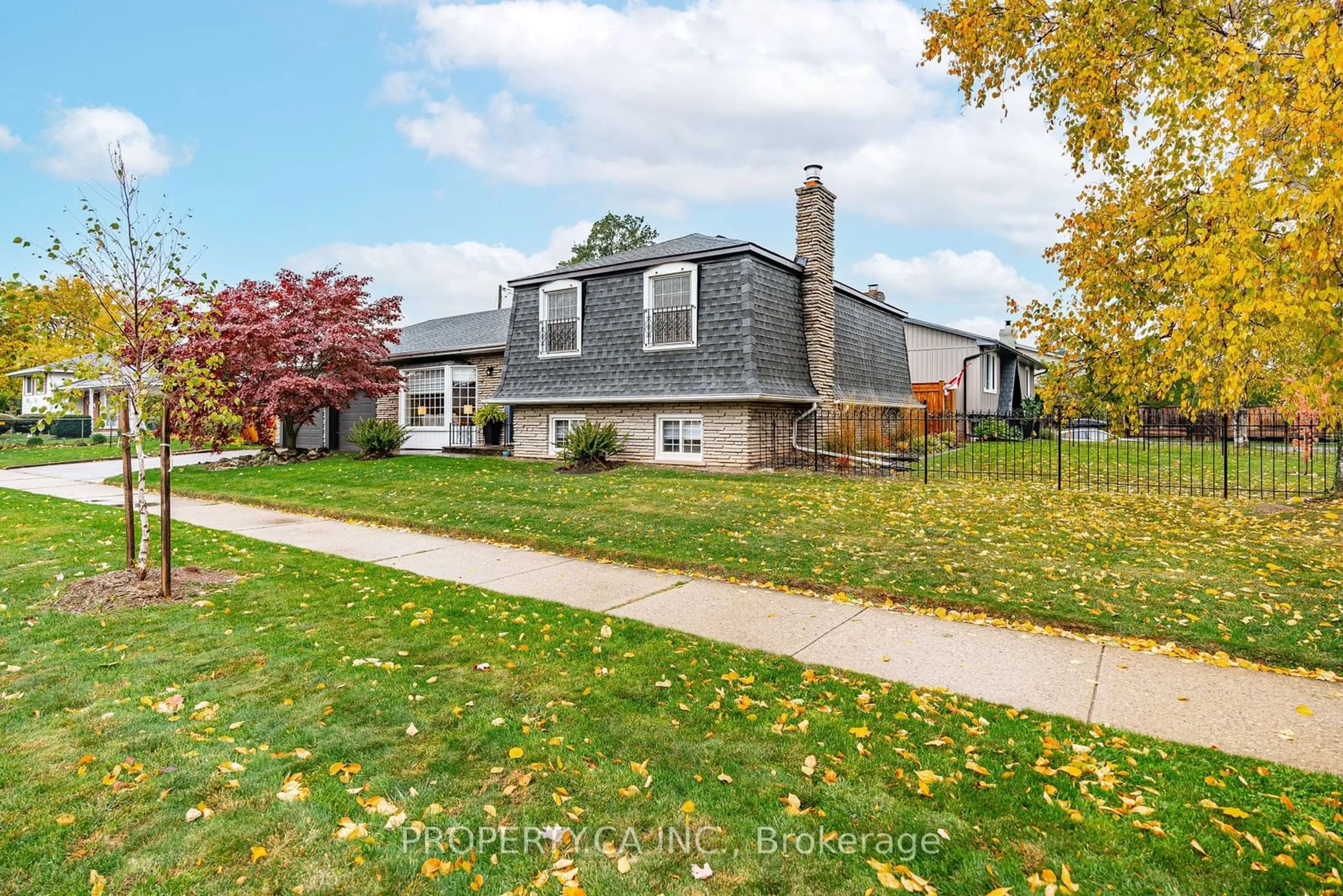 Home with vinyl exterior material, street for 4367 Kerry Dr, Burlington Ontario L7L 1W2