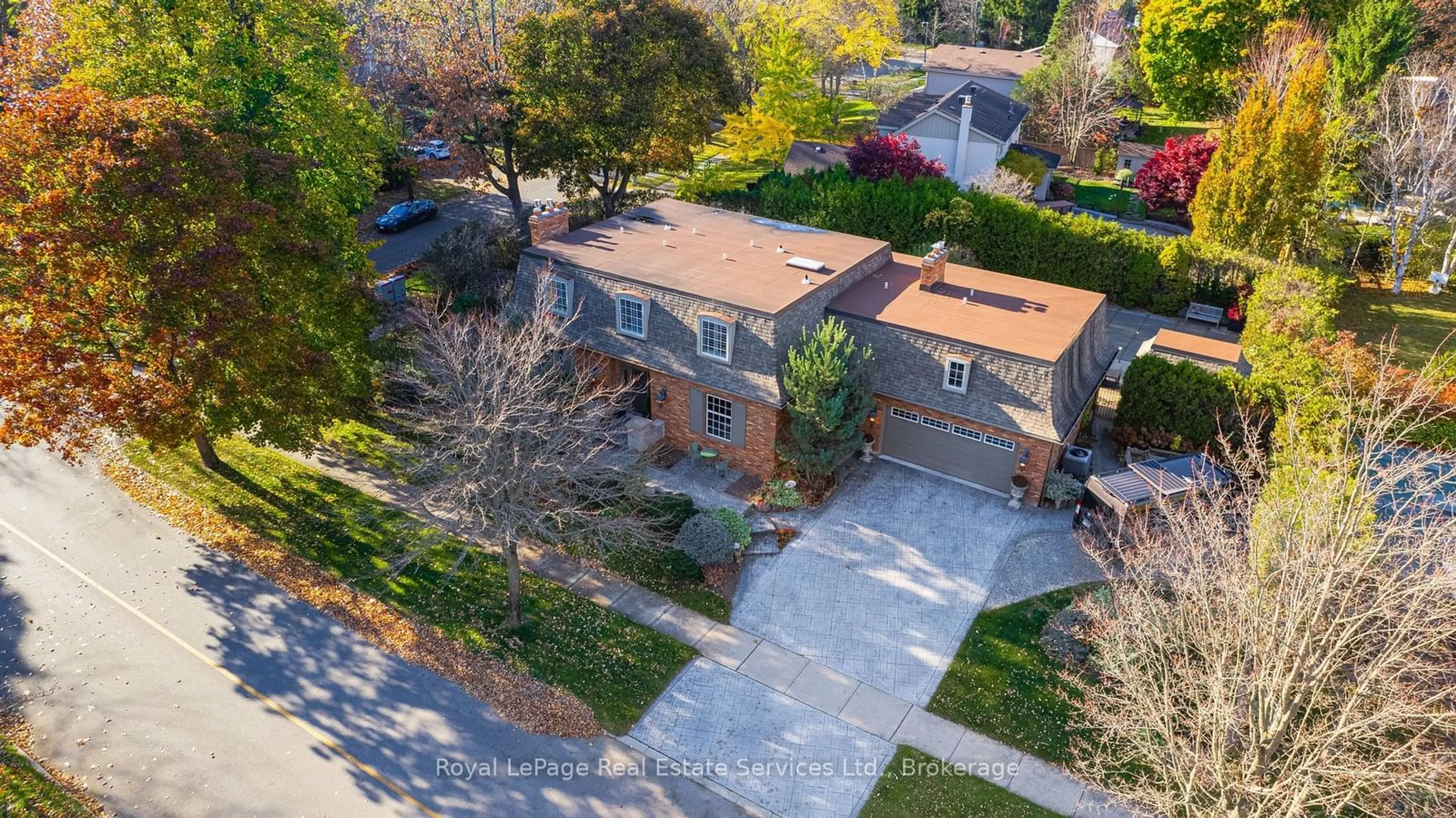 A pic from outside/outdoor area/front of a property/back of a property/a pic from drone, street for 2145 Elmhurst Ave, Oakville Ontario L6J 5G3