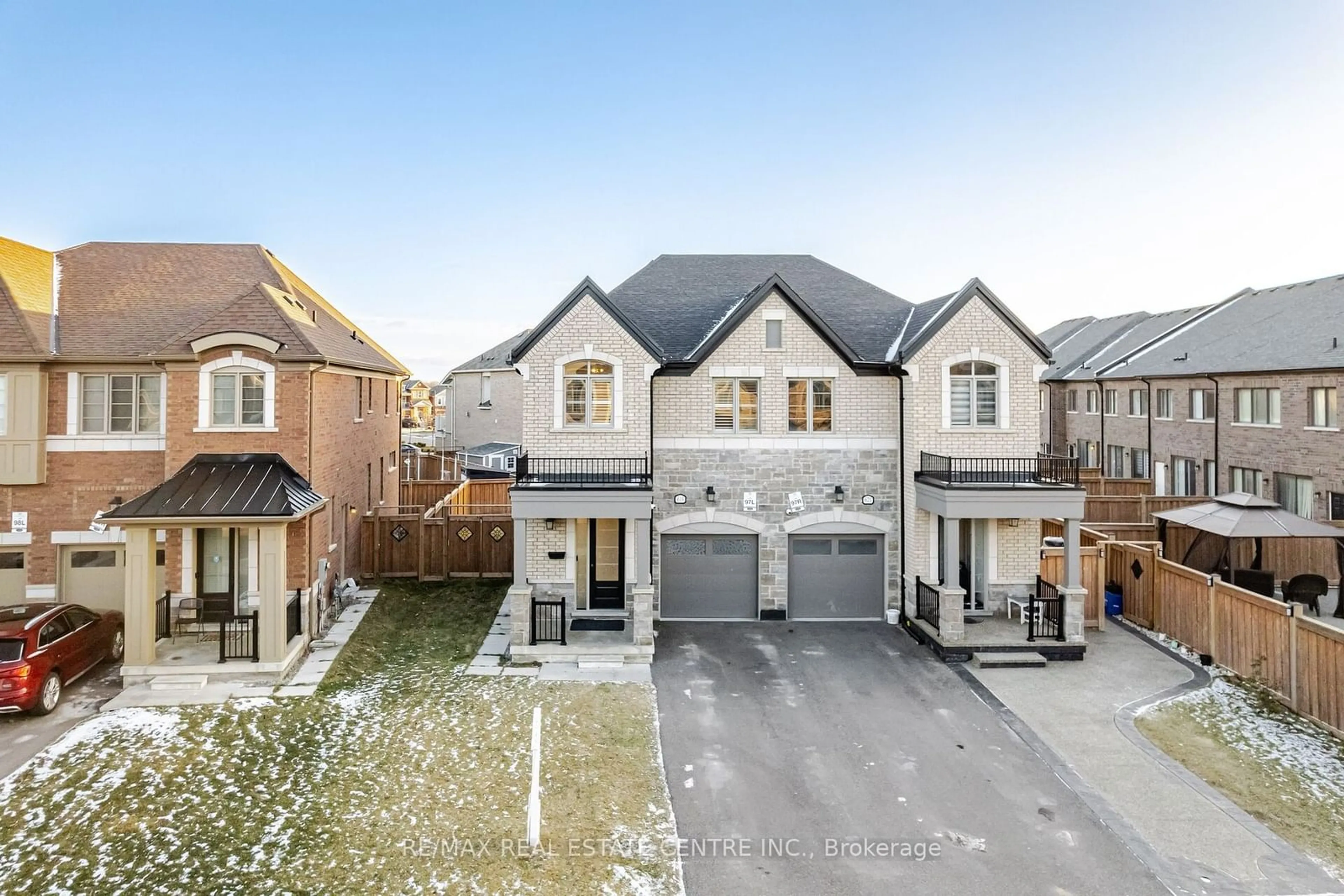 A pic from outside/outdoor area/front of a property/back of a property/a pic from drone, street for 619 Beam Crt, Milton Ontario L9E 1L3