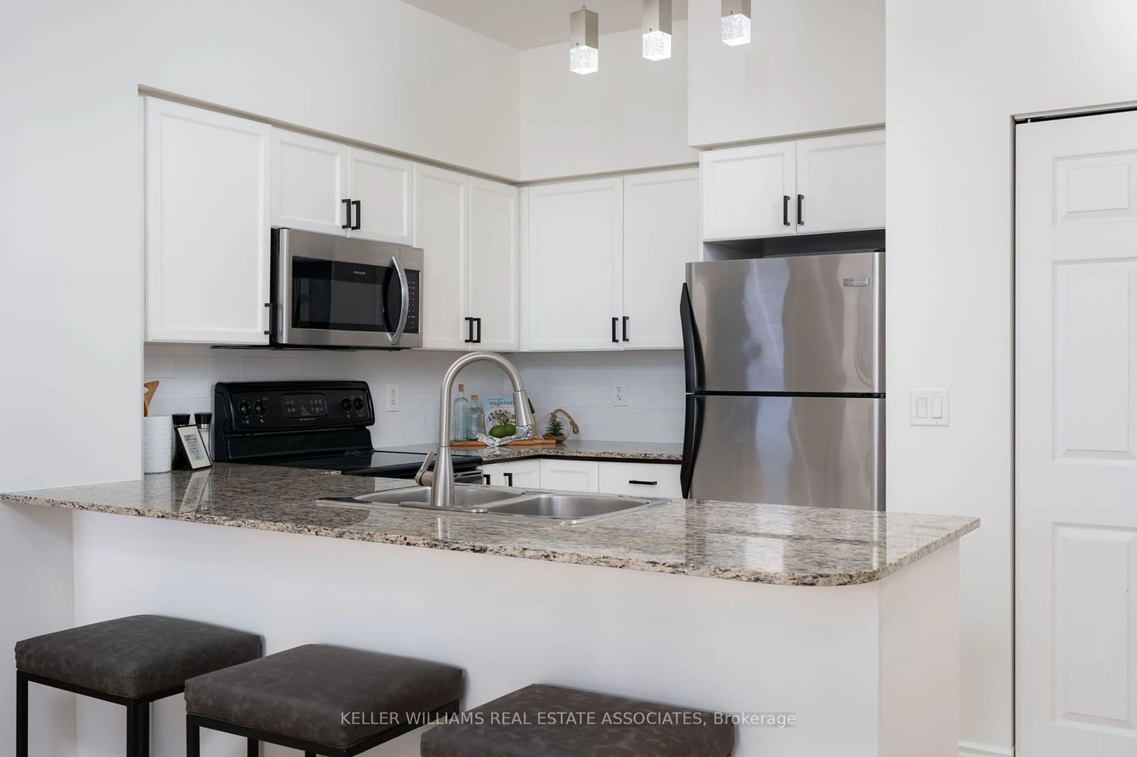 Open concept kitchen, ceramic/tile floor for 388 Prince Of Wales Dr #2806, Mississauga Ontario L5B 0A1