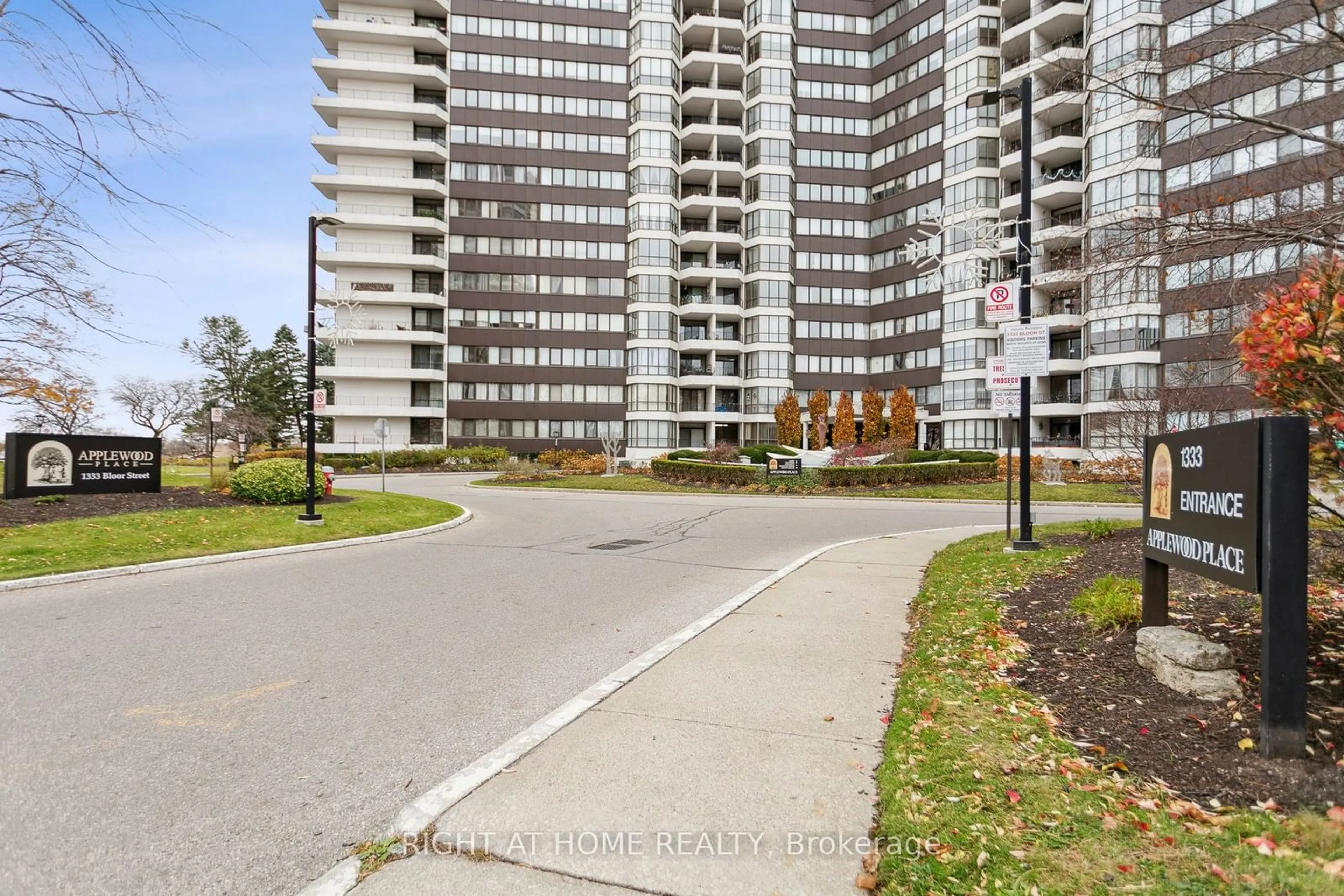 A pic from outside/outdoor area/front of a property/back of a property/a pic from drone, street for 1333 Bloor St #901, Mississauga Ontario L4Y 3T6