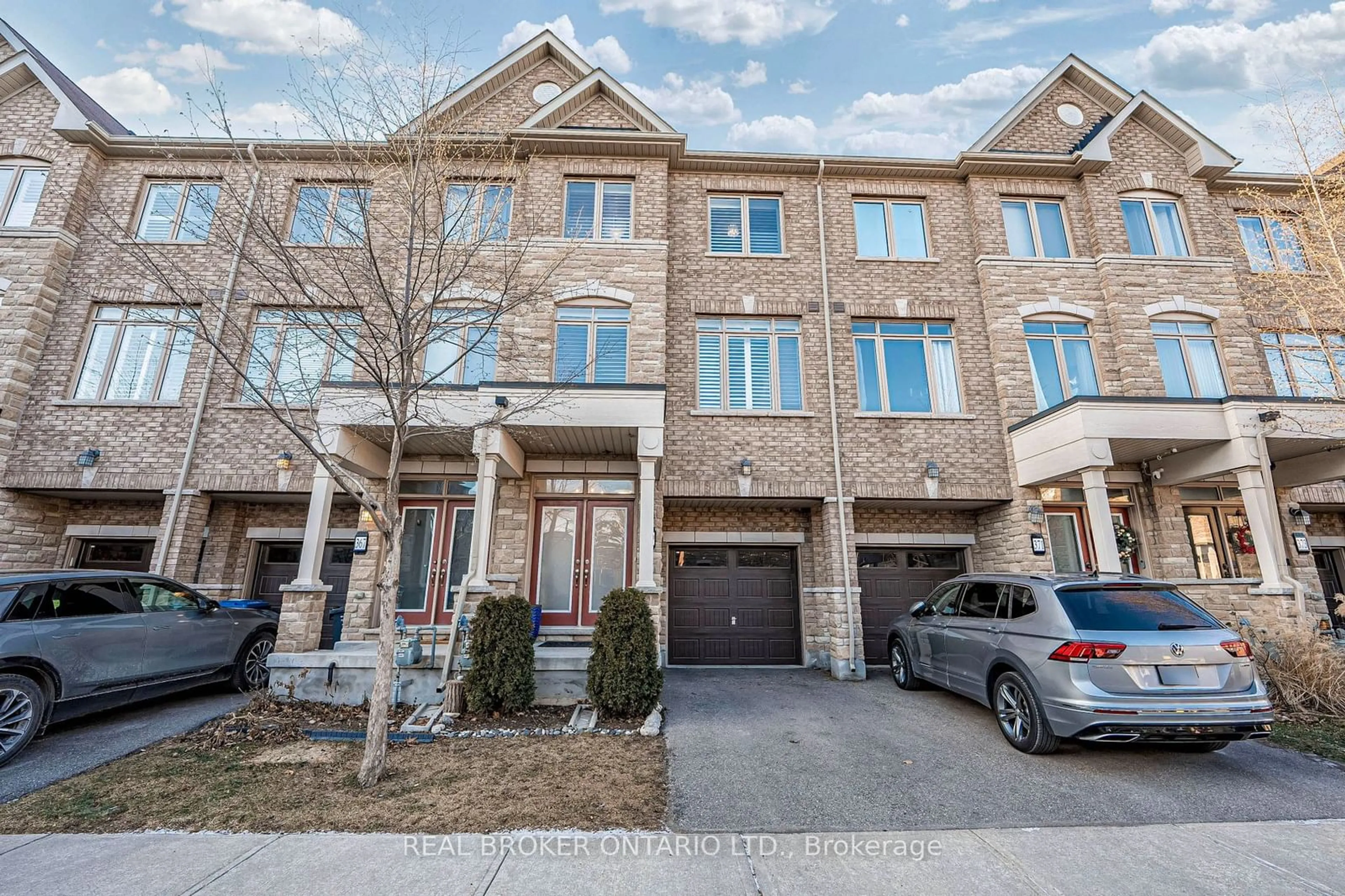 A pic from outside/outdoor area/front of a property/back of a property/a pic from drone, street for 369 Ladycroft Terr, Mississauga Ontario L5A 3N7