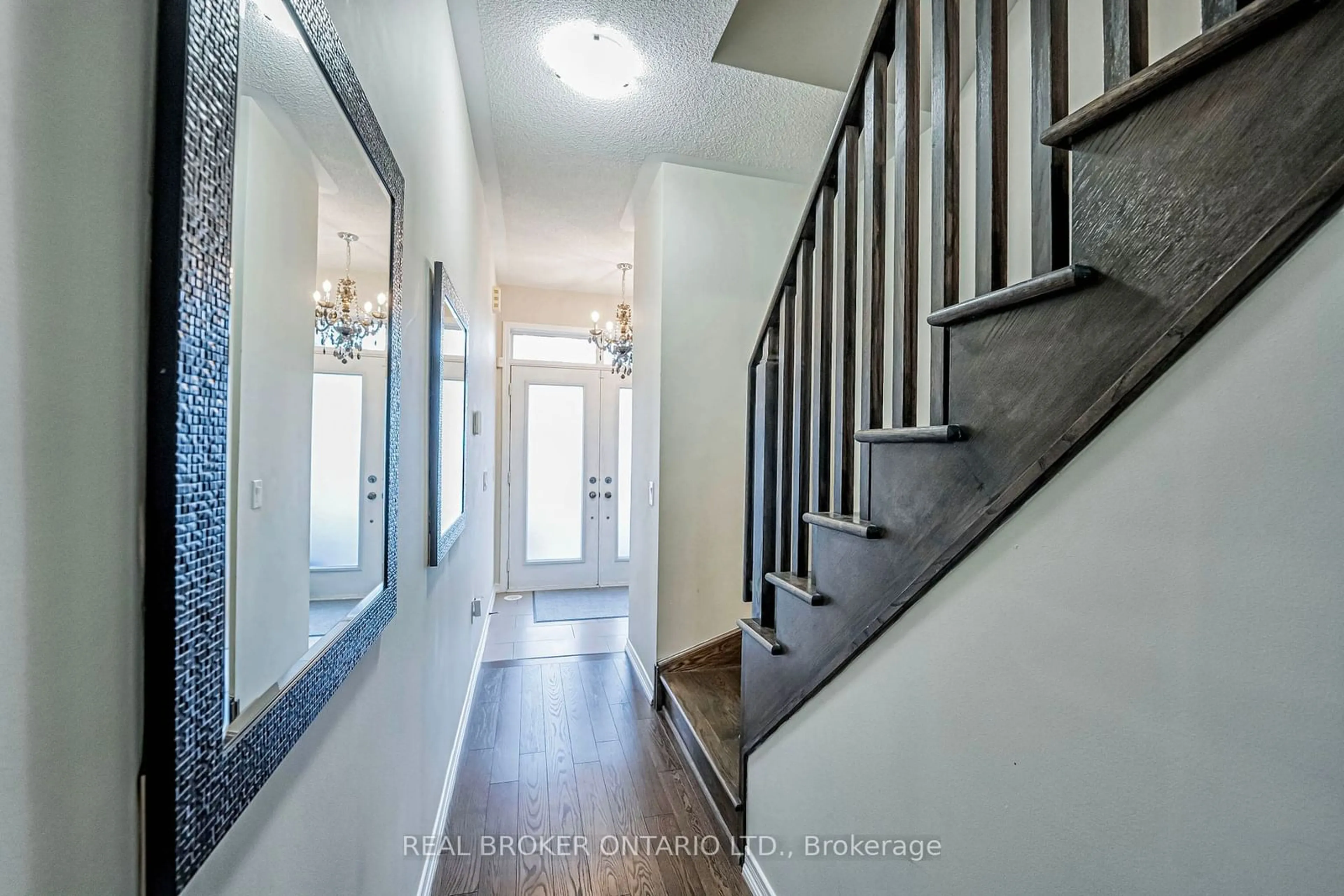 Indoor entryway for 369 Ladycroft Terr, Mississauga Ontario L5A 3N7