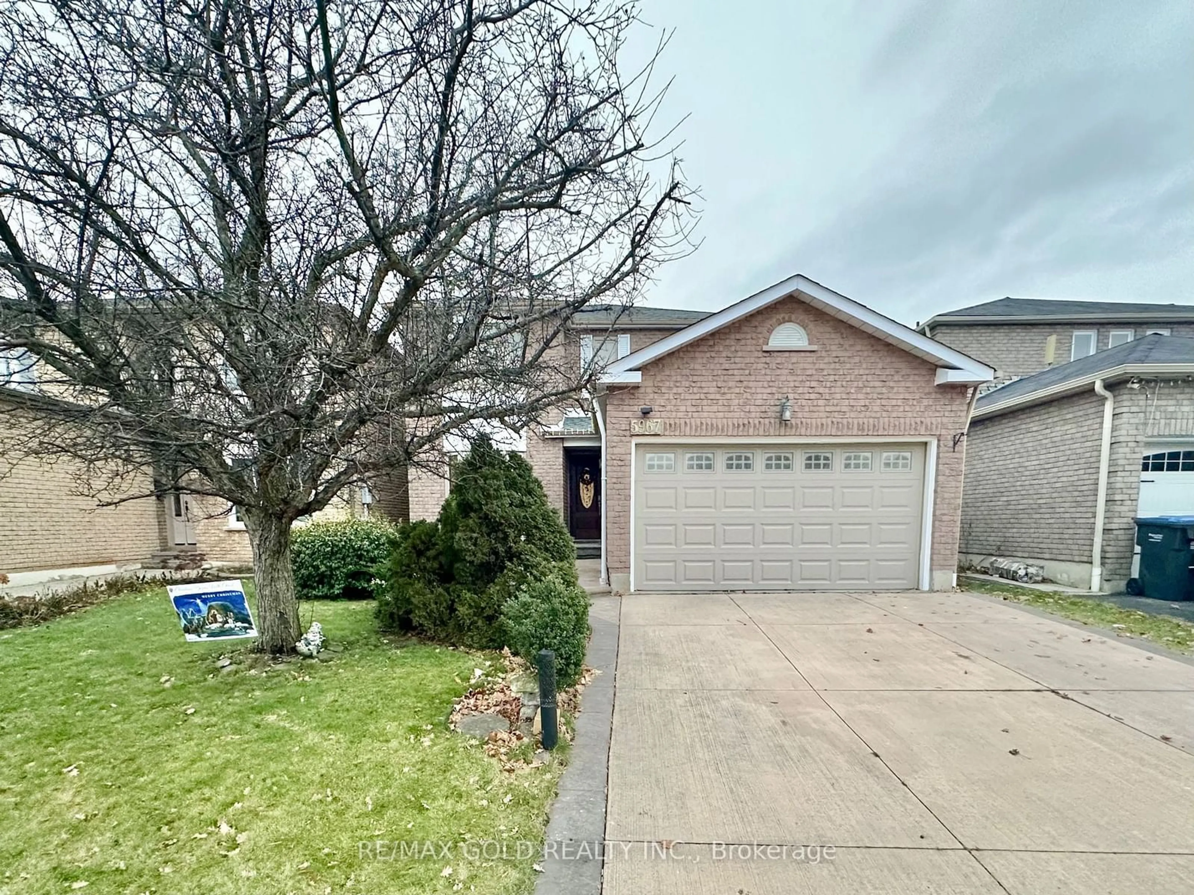 A pic from outside/outdoor area/front of a property/back of a property/a pic from drone, street for 5967 Ladyburn Cres, Mississauga Ontario L5M 4V7