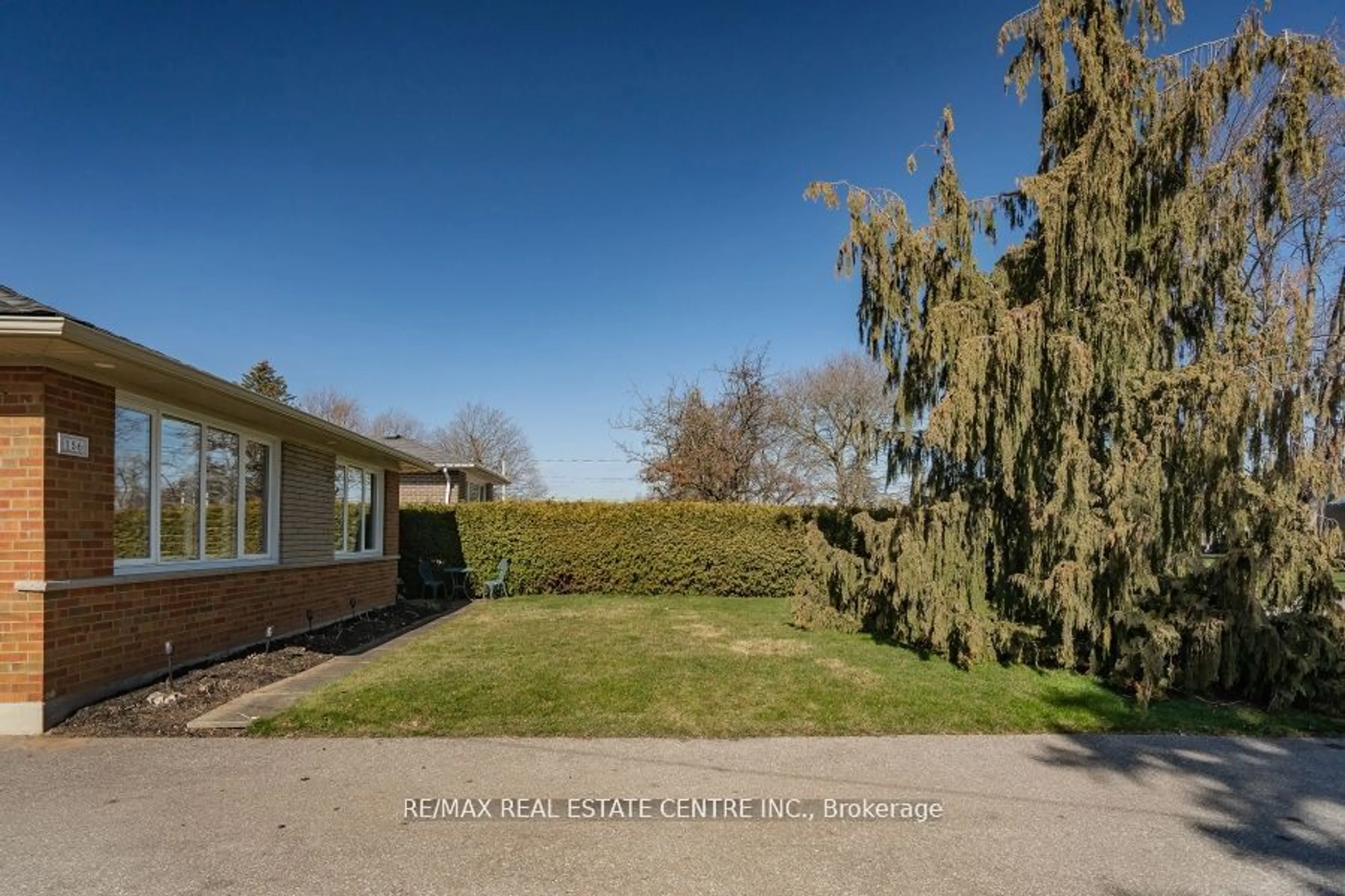 A pic from outside/outdoor area/front of a property/back of a property/a pic from drone, street for 156 Wakefield Rd, Milton Ontario L9T 2L9