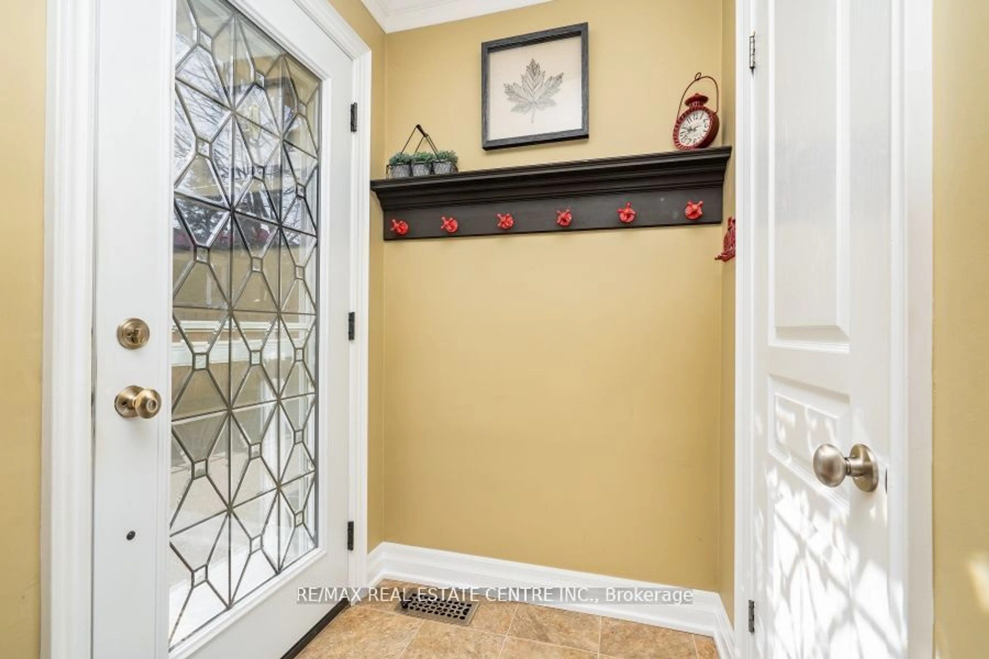 Indoor entryway for 156 Wakefield Rd, Milton Ontario L9T 2L9