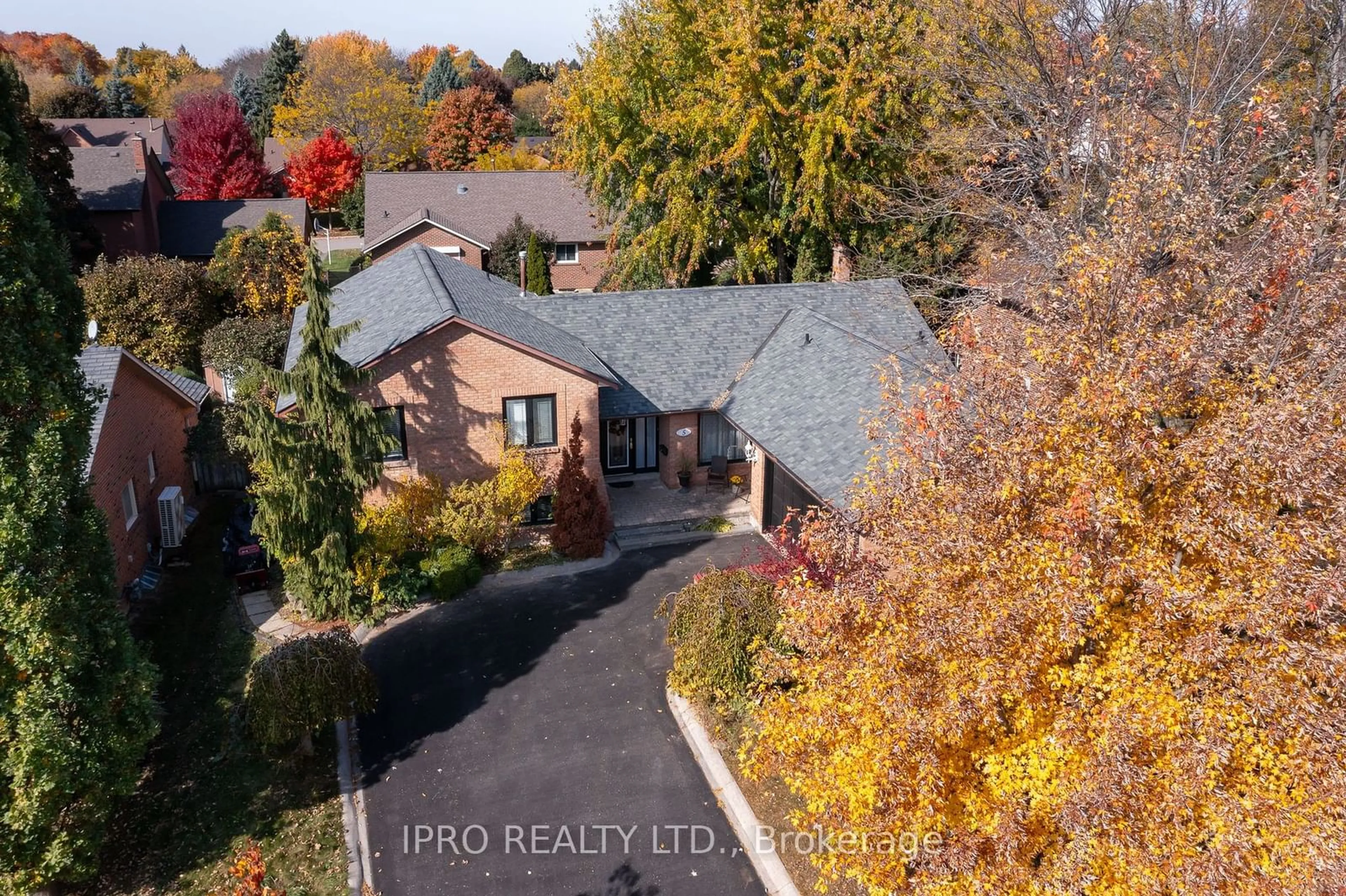 A pic from outside/outdoor area/front of a property/back of a property/a pic from drone, street for 5 Oldham Cres, Brampton Ontario L6Z 1W2