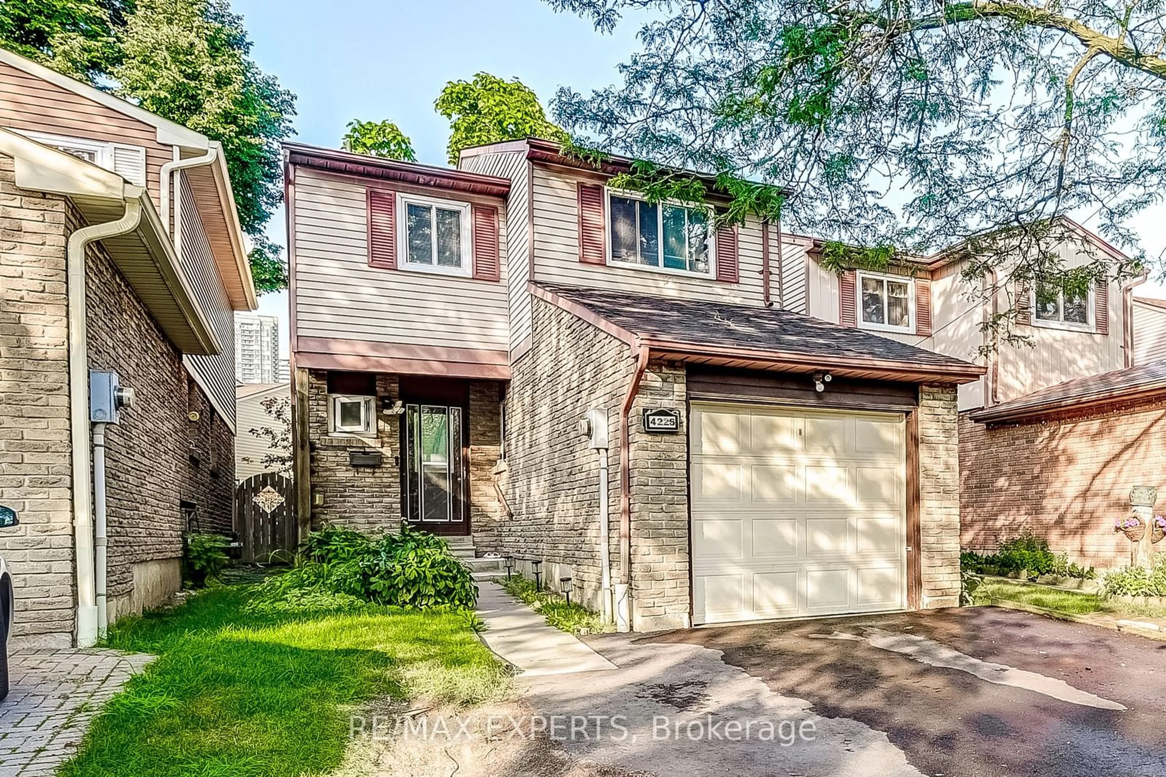 Home with brick exterior material, street for 4226 Tea Garden Circ, Mississauga Ontario L5B 2W8