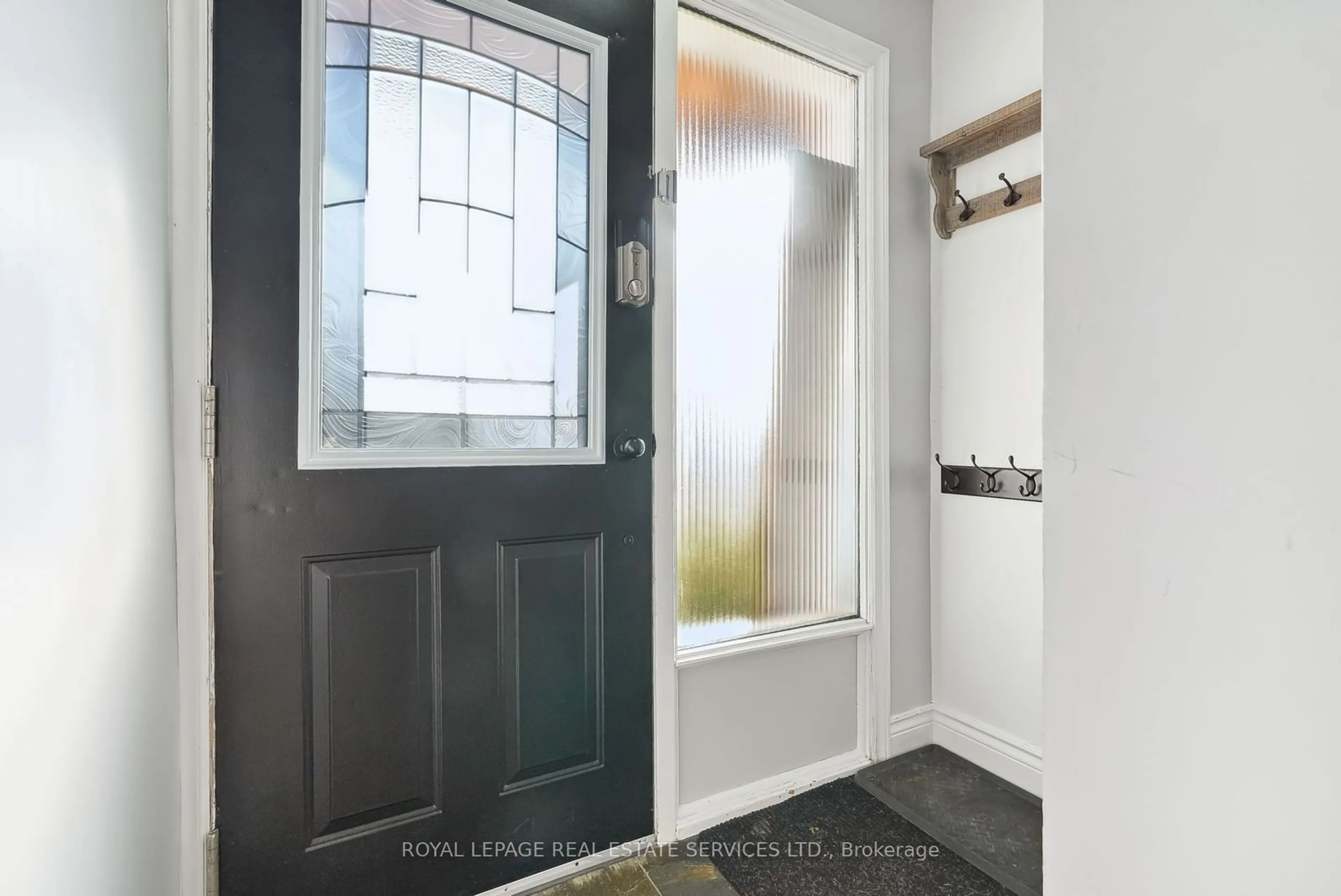 Indoor entryway for 2347 Barclay Rd, Burlington Ontario L7R 2B7