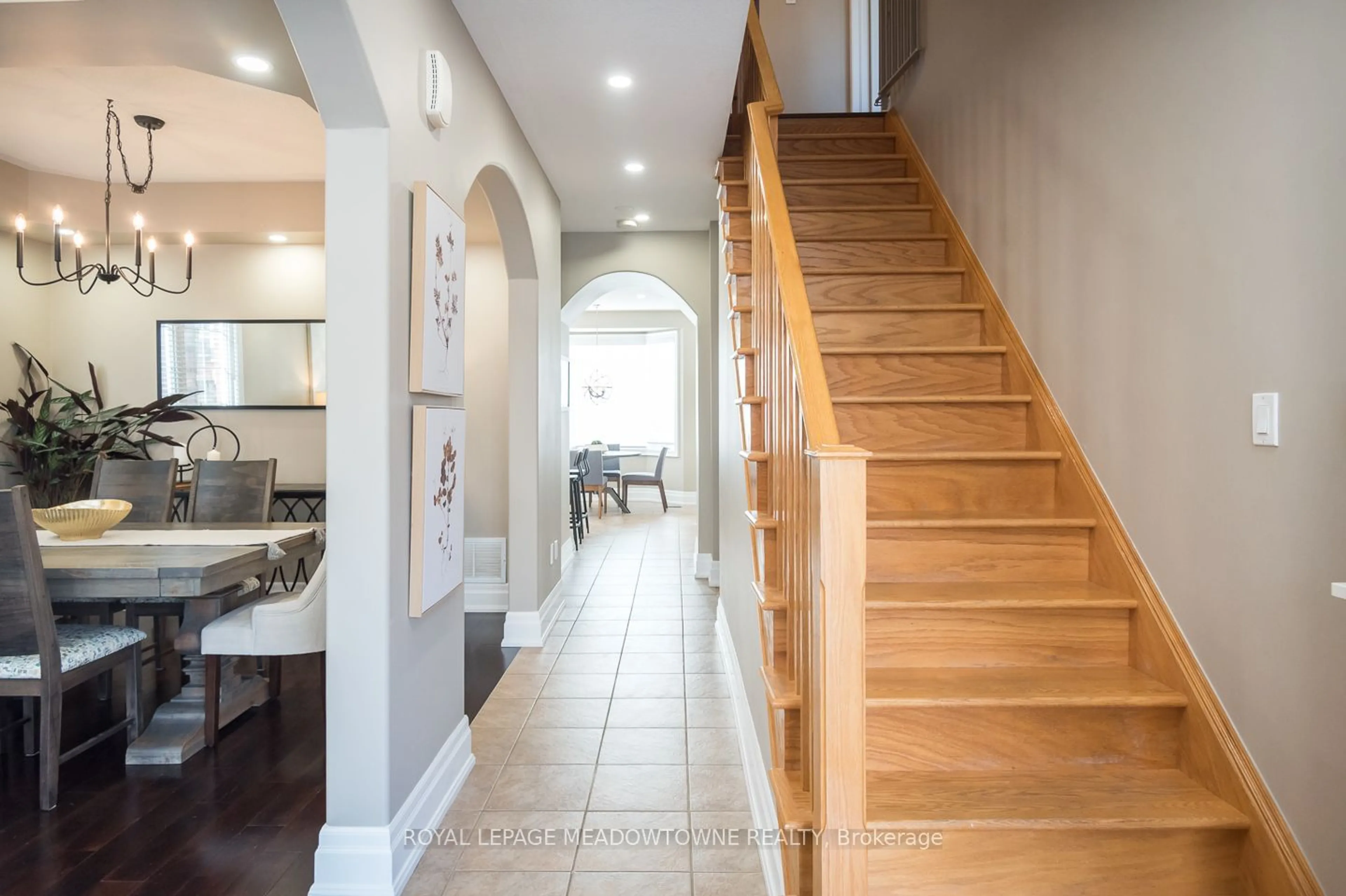 Indoor entryway for 348 Tonelli Lane, Milton Ontario L9T 0N4