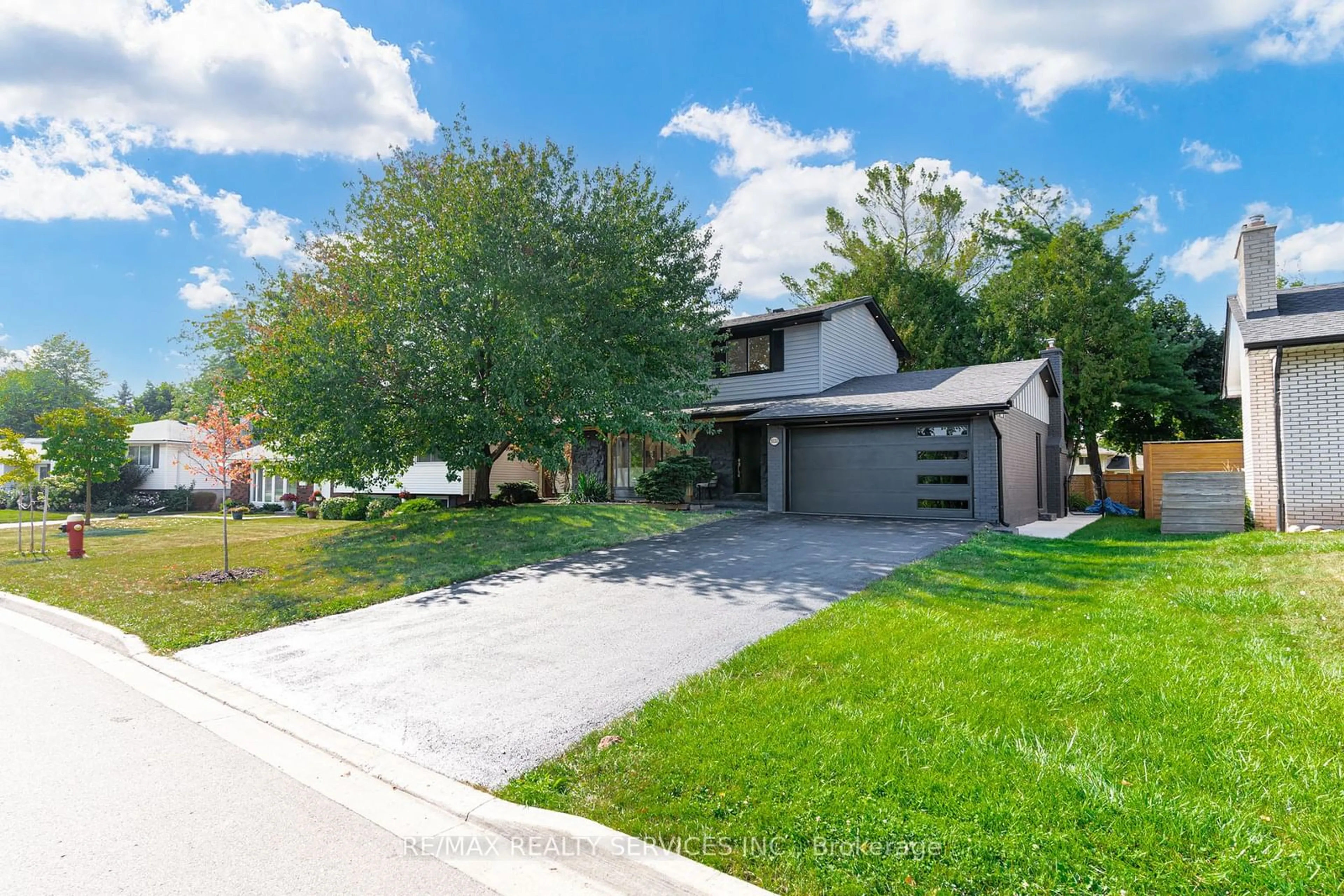 A pic from outside/outdoor area/front of a property/back of a property/a pic from drone, street for 5133 Cherryhill Cres, Burlington Ontario L7L 4B8