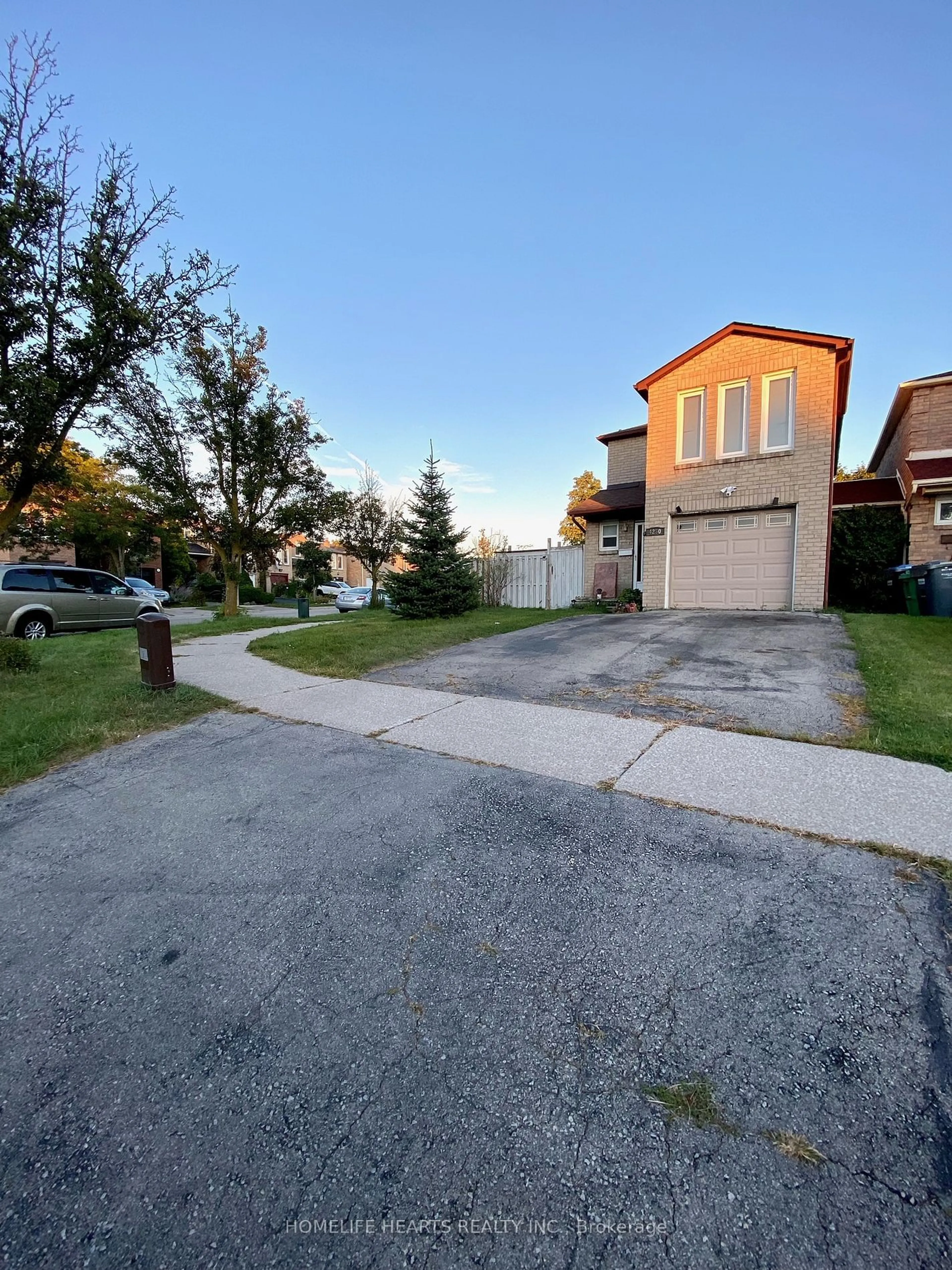 A pic from outside/outdoor area/front of a property/back of a property/a pic from drone, street for 4250 Beacon Lane, Mississauga Ontario L5C 3V9