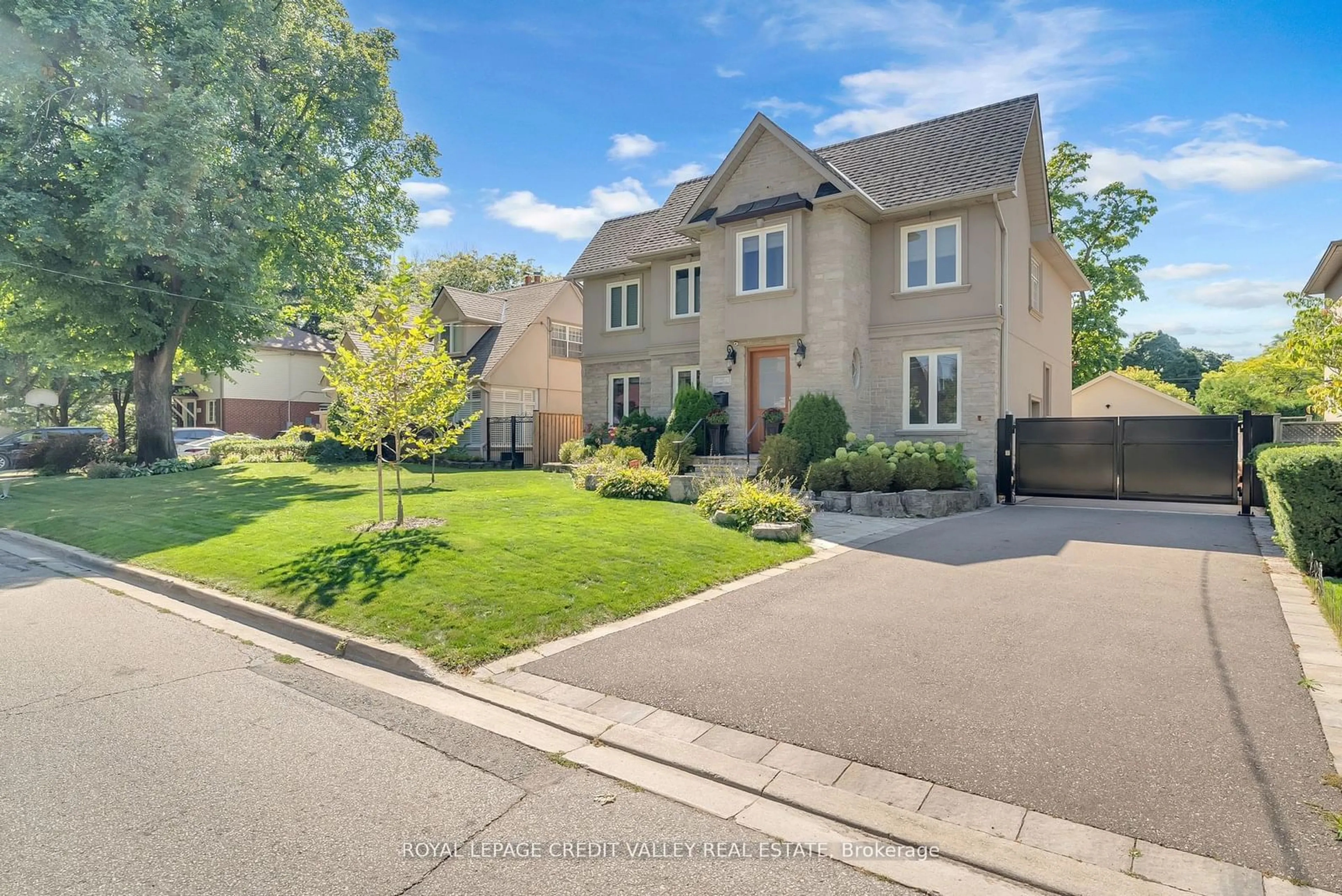 A pic from outside/outdoor area/front of a property/back of a property/a pic from drone, street for 128 Laurel Ave, Toronto Ontario M9B 4T6