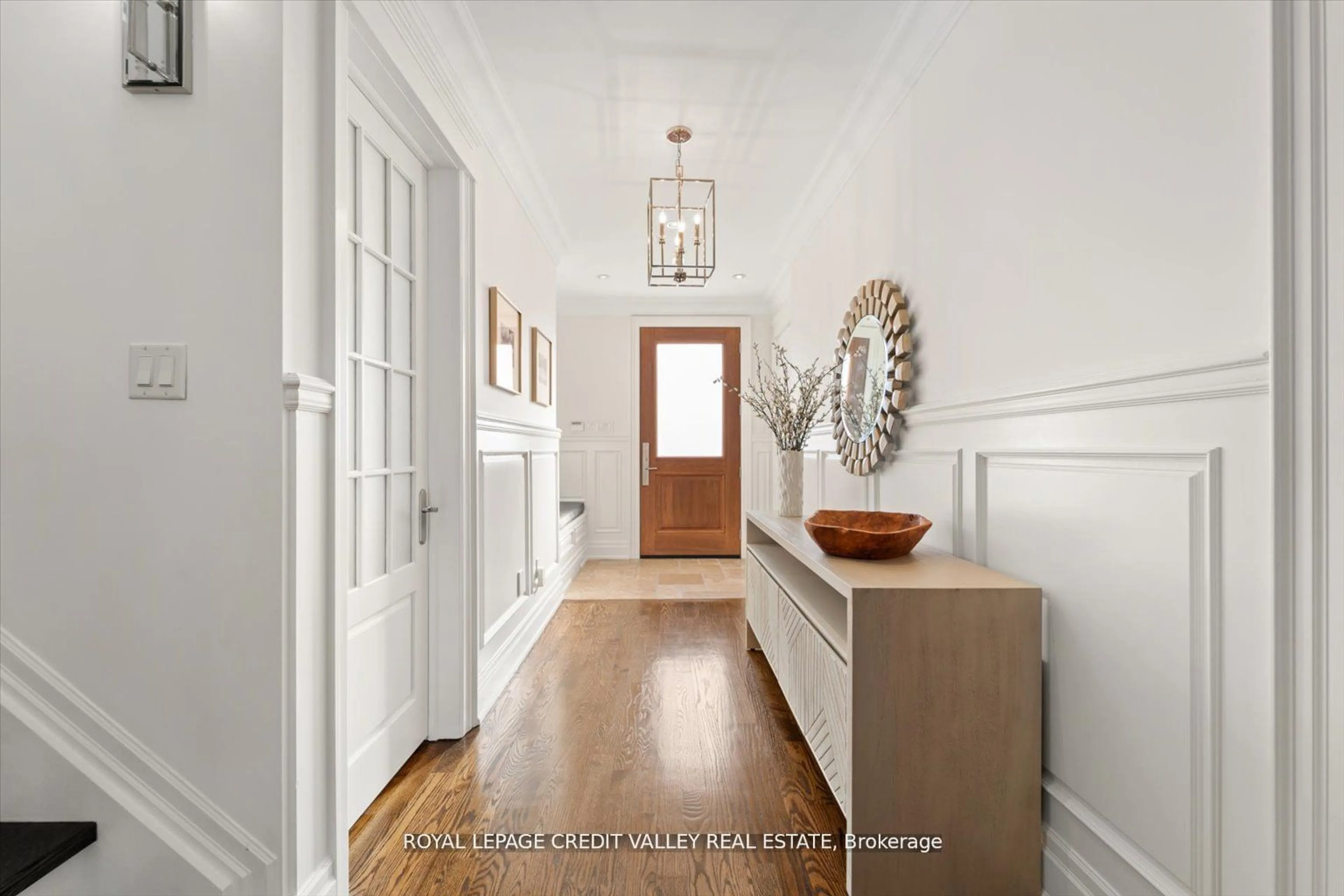 Indoor entryway for 128 Laurel Ave, Toronto Ontario M9B 4T6