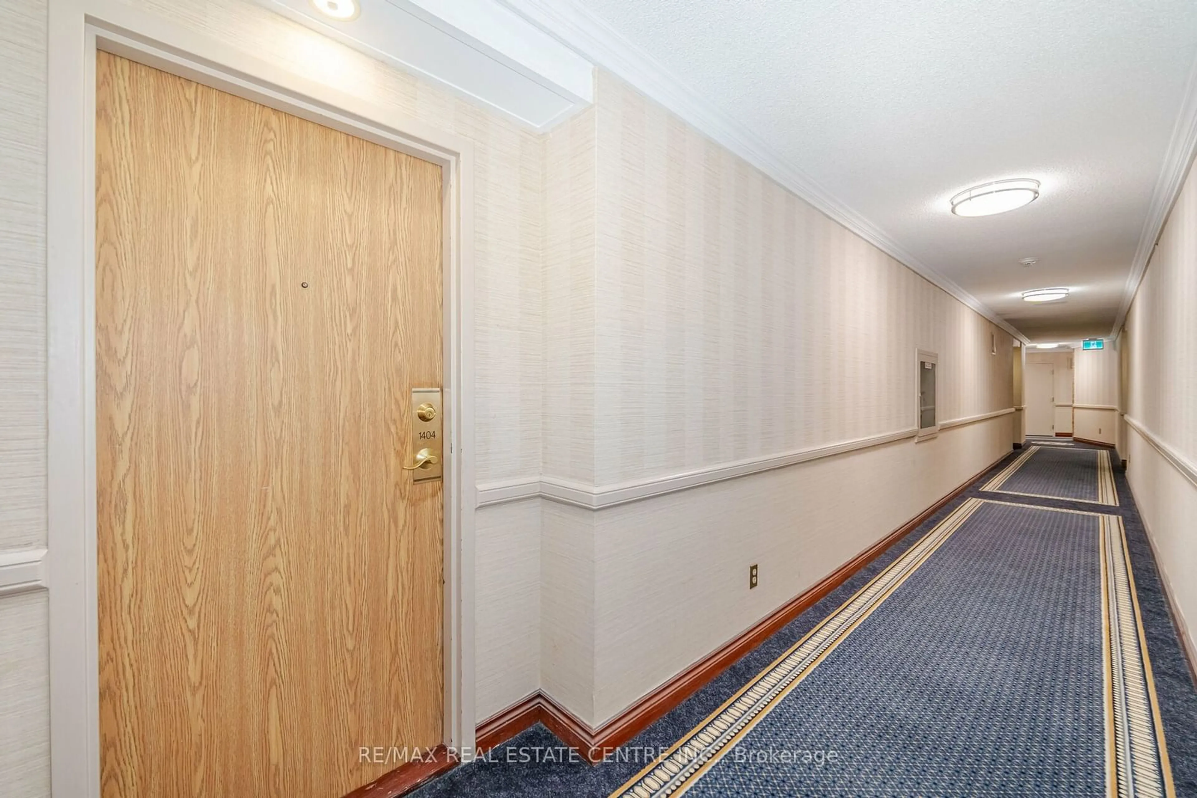 Indoor foyer for 1360 Rathburn Rd #1404, Mississauga Ontario L4W 4H4