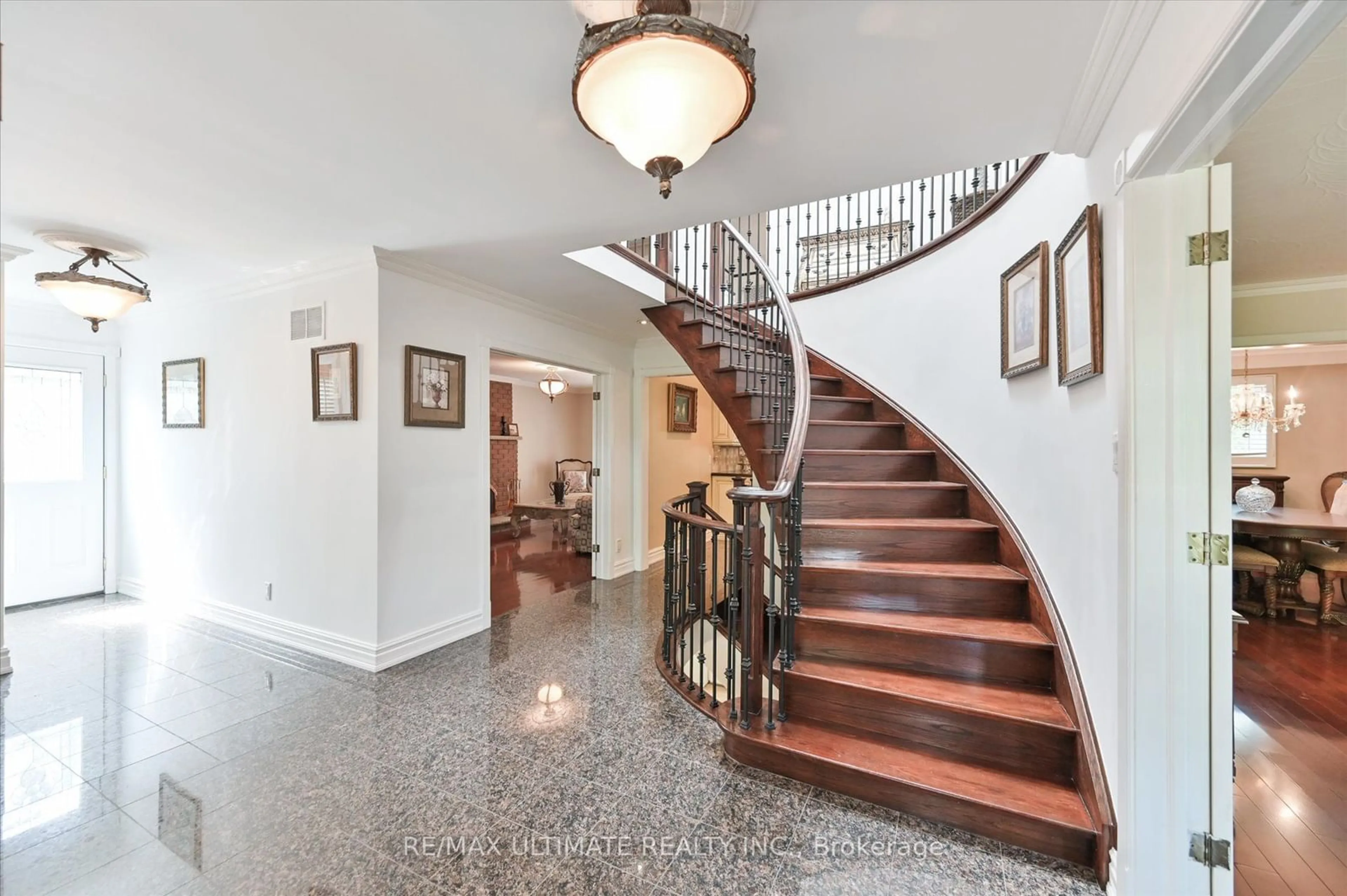 Indoor foyer for 2321 Harcourt Cres, Mississauga Ontario L4Y 3Y7