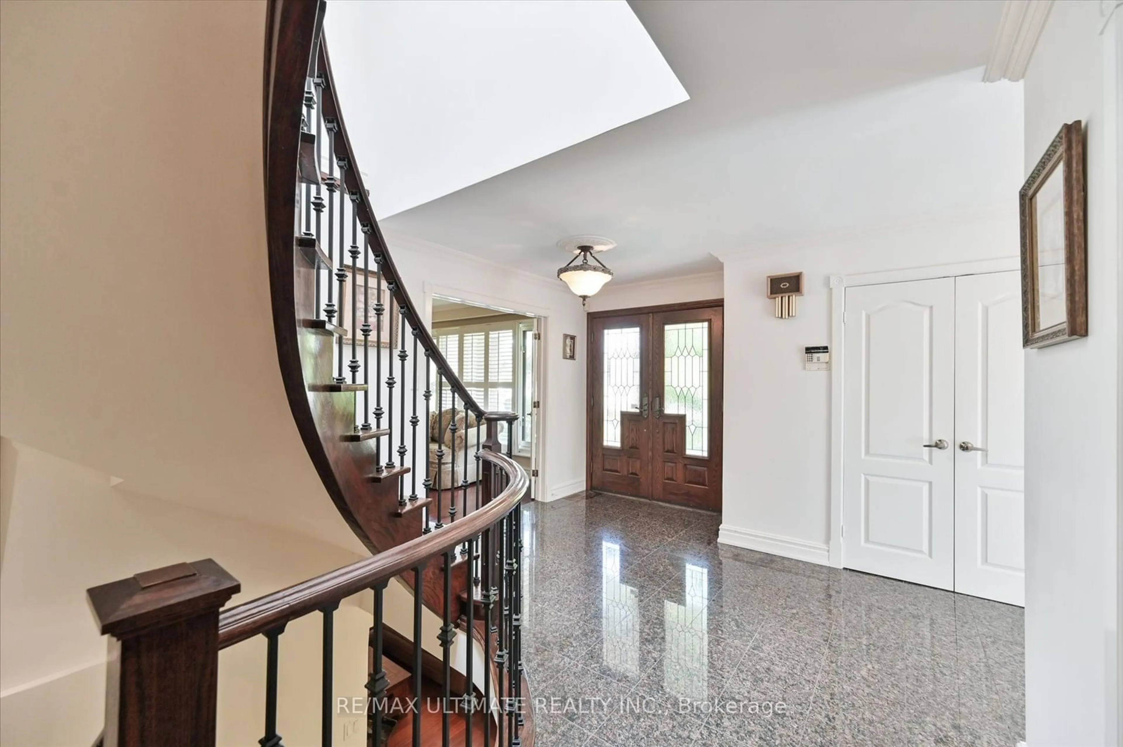 Indoor foyer for 2321 Harcourt Cres, Mississauga Ontario L4Y 3Y7