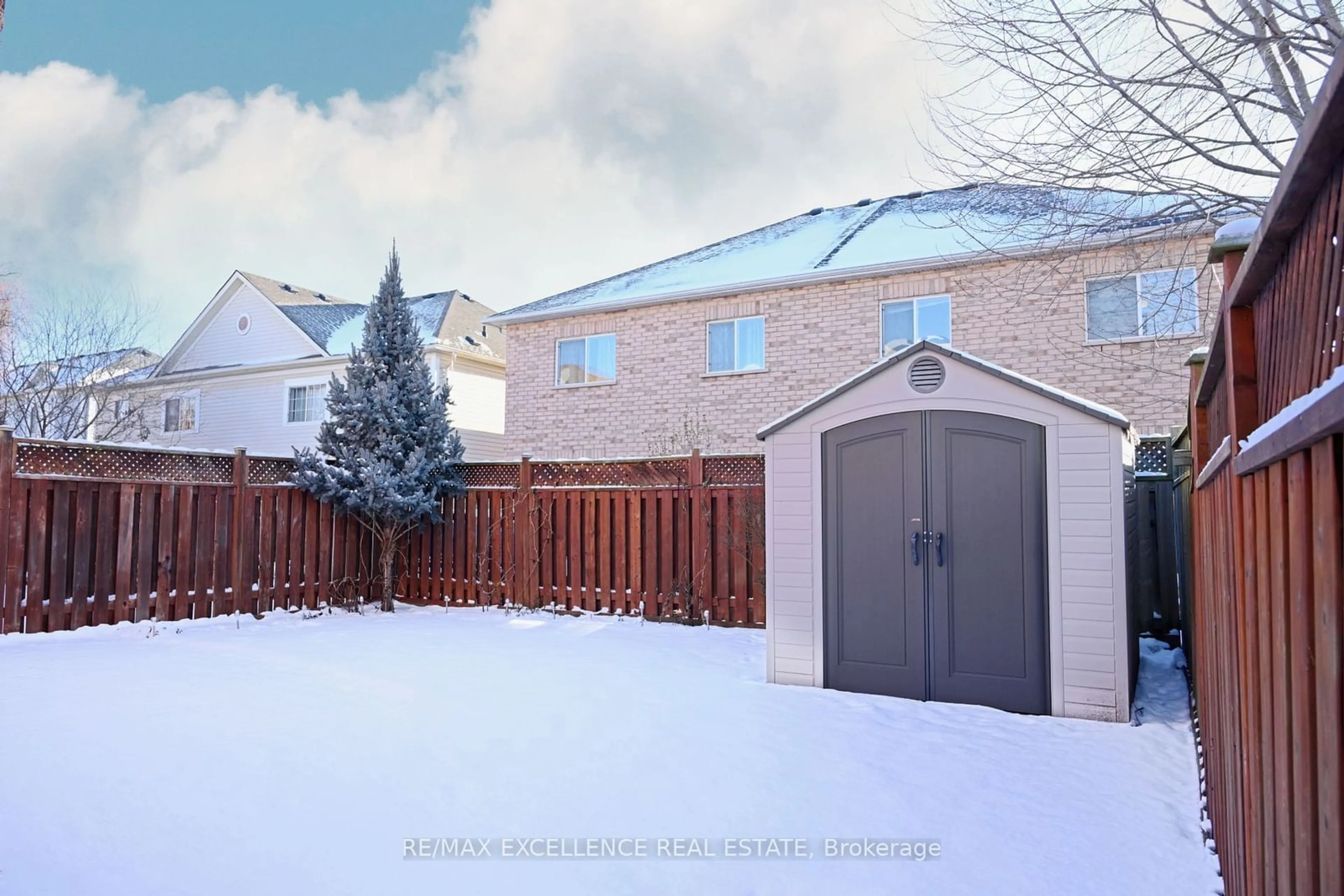 A pic from outside/outdoor area/front of a property/back of a property/a pic from drone, street for 73 Viceroy Cres, Brampton Ontario L7A 1V4