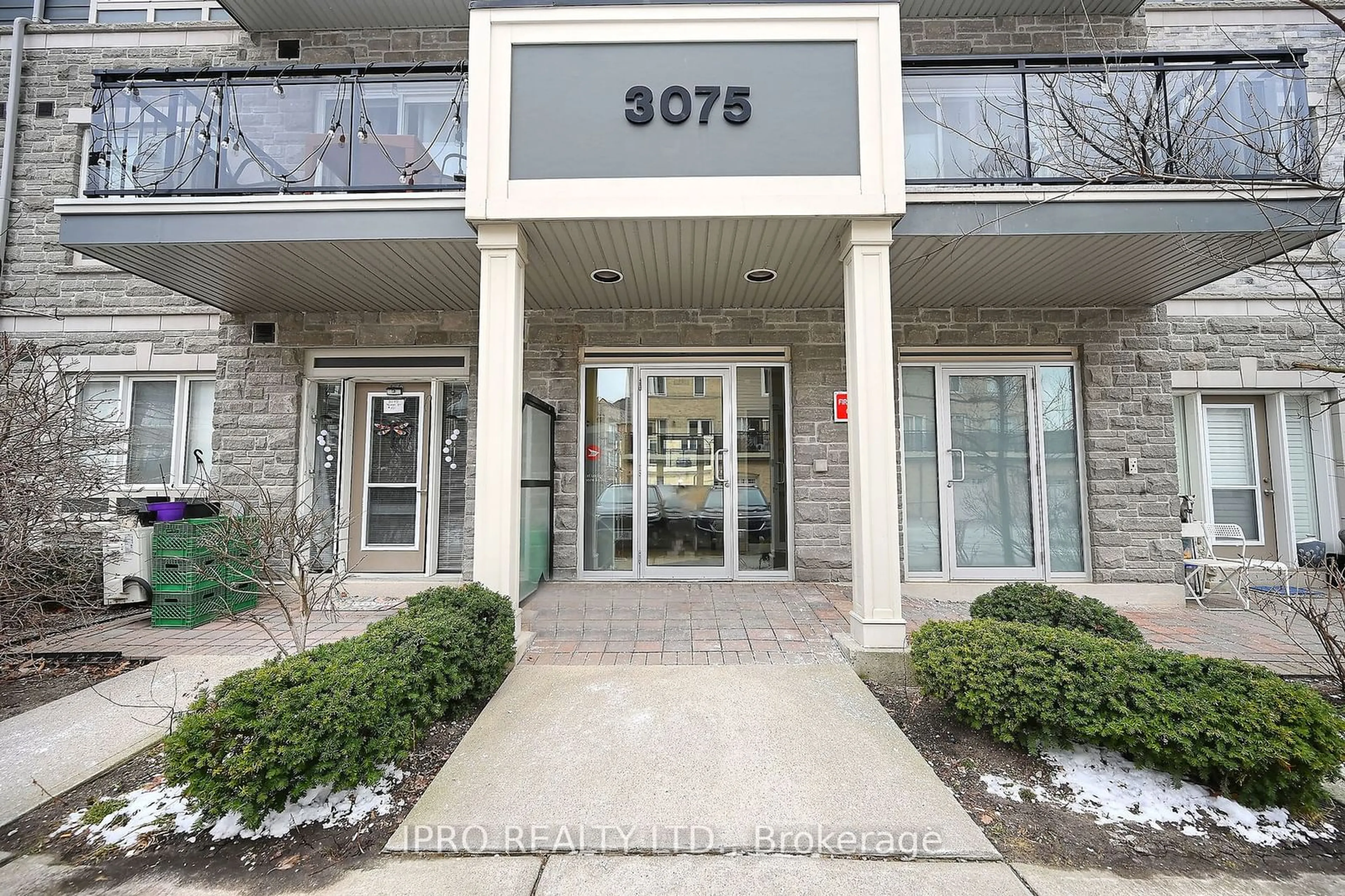 Indoor foyer for 3075 Thomas St #303, Mississauga Ontario L5M 0M4