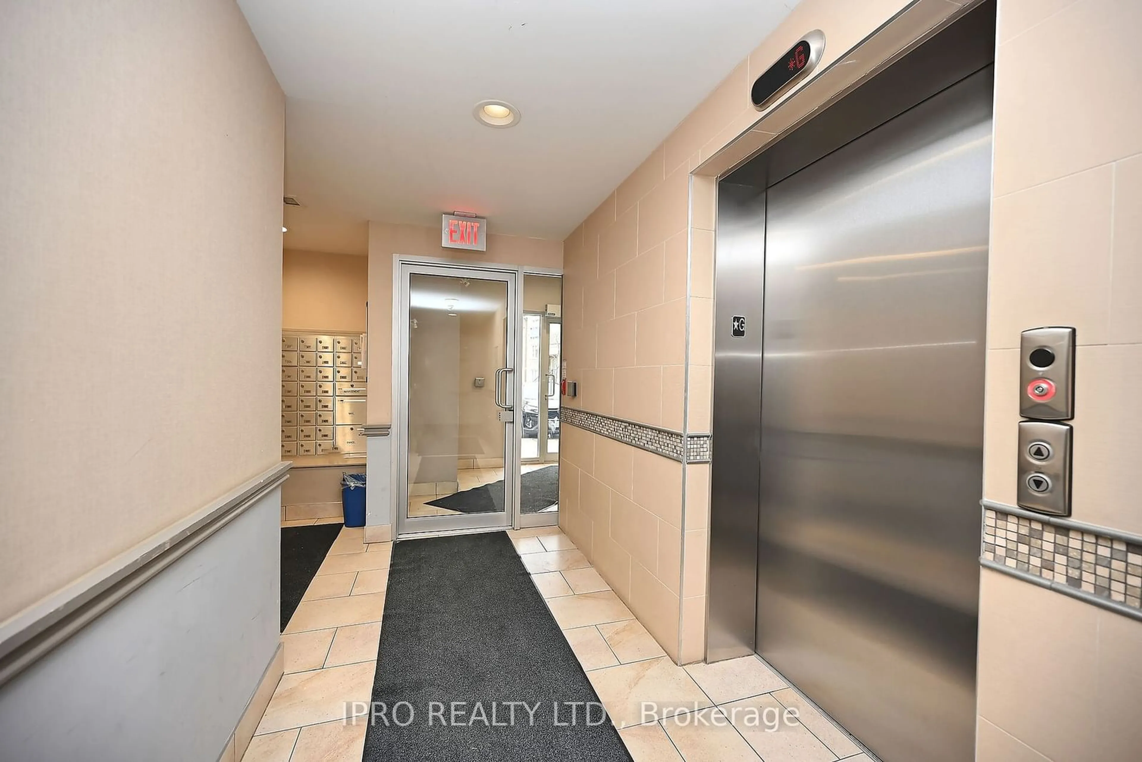 Indoor foyer for 3075 Thomas St #303, Mississauga Ontario L5M 0M4