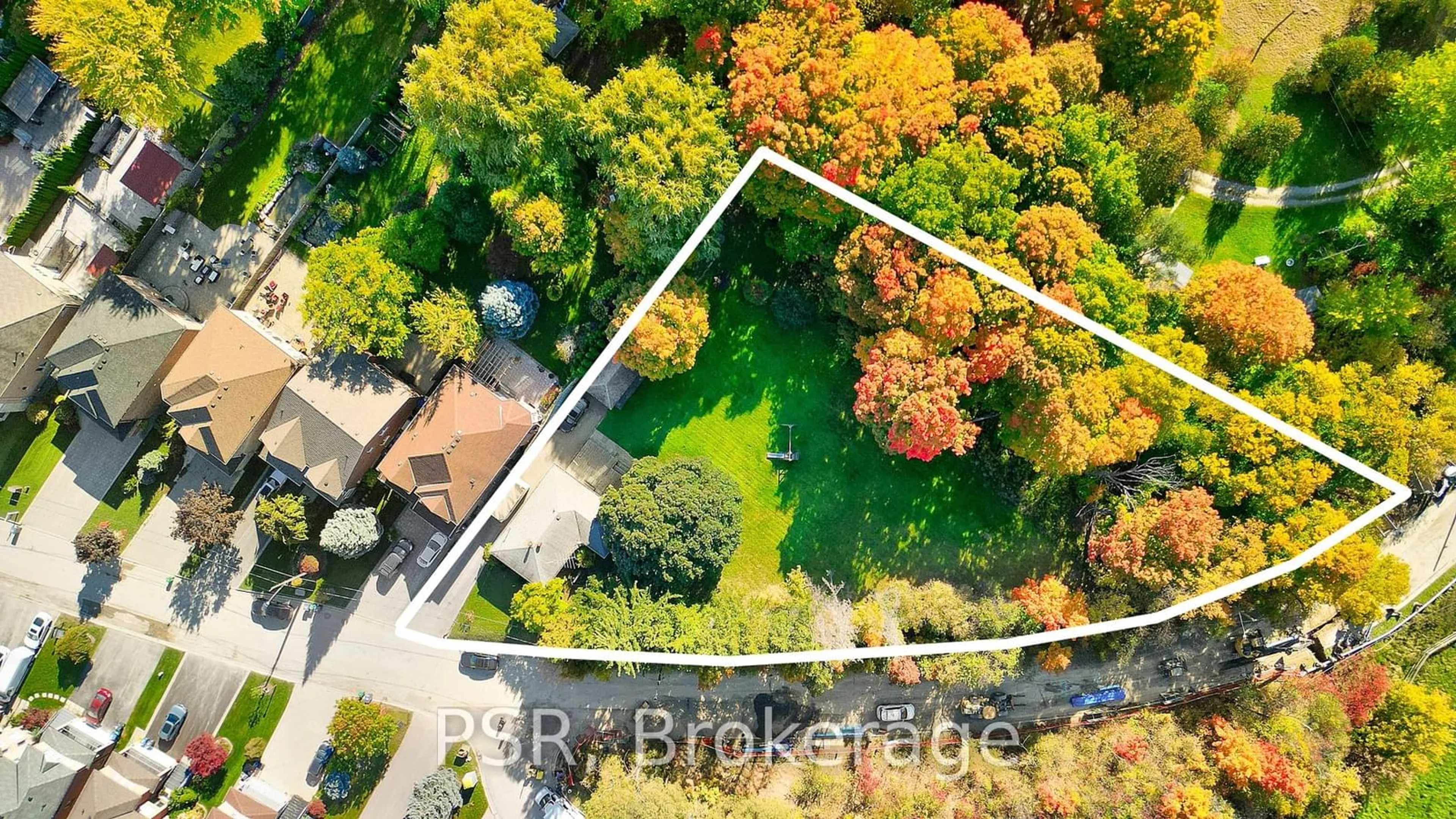 A pic from outside/outdoor area/front of a property/back of a property/a pic from drone, street for 1660 Barbertown Rd, Mississauga Ontario L5M 6J2