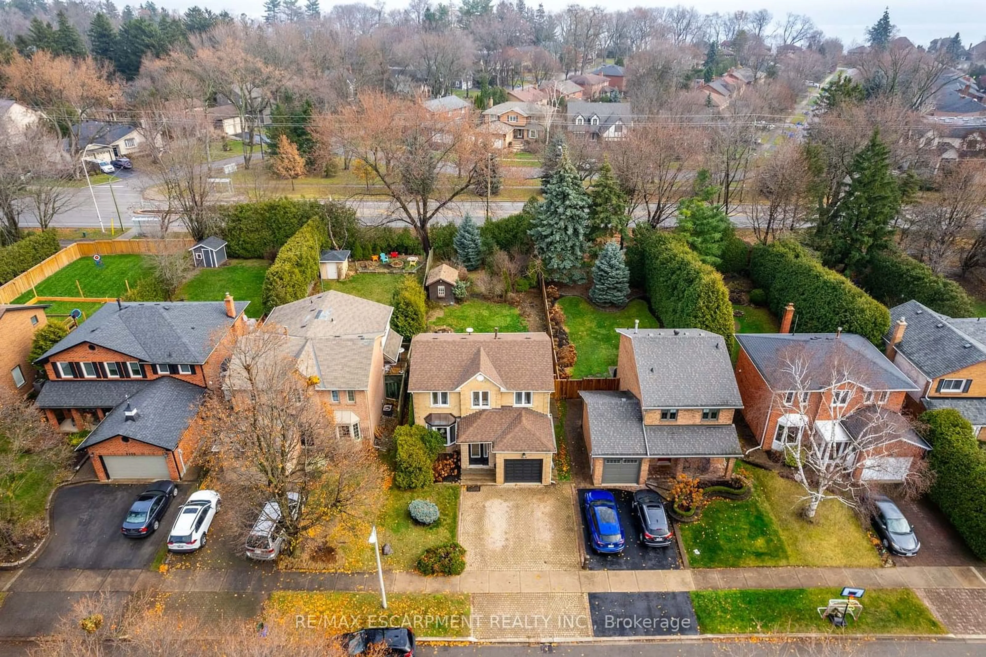 A pic from outside/outdoor area/front of a property/back of a property/a pic from drone, street for 3210 Victoria St, Oakville Ontario L6L 5R2