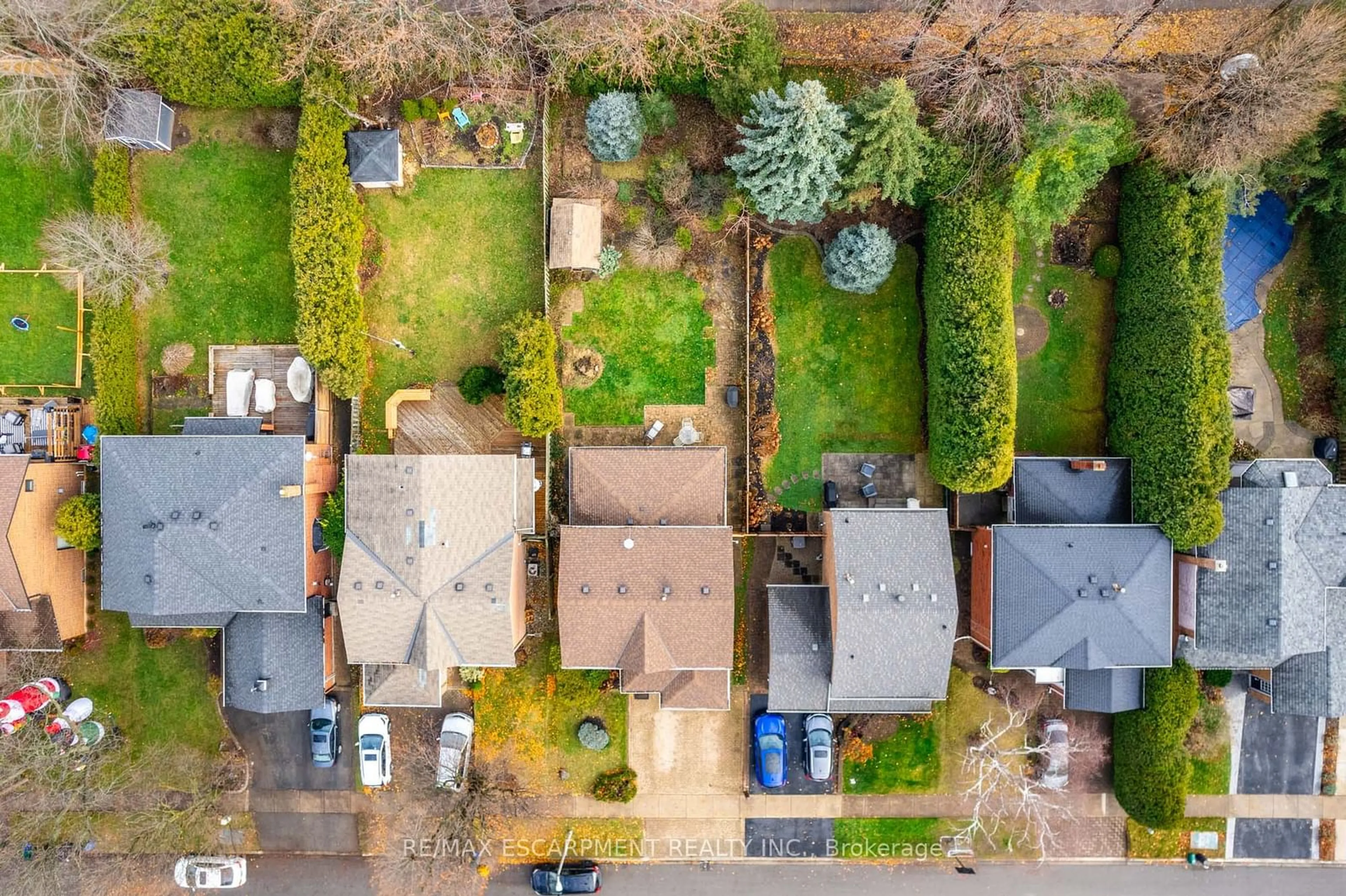 A pic from outside/outdoor area/front of a property/back of a property/a pic from drone, street for 3210 Victoria St, Oakville Ontario L6L 5R2